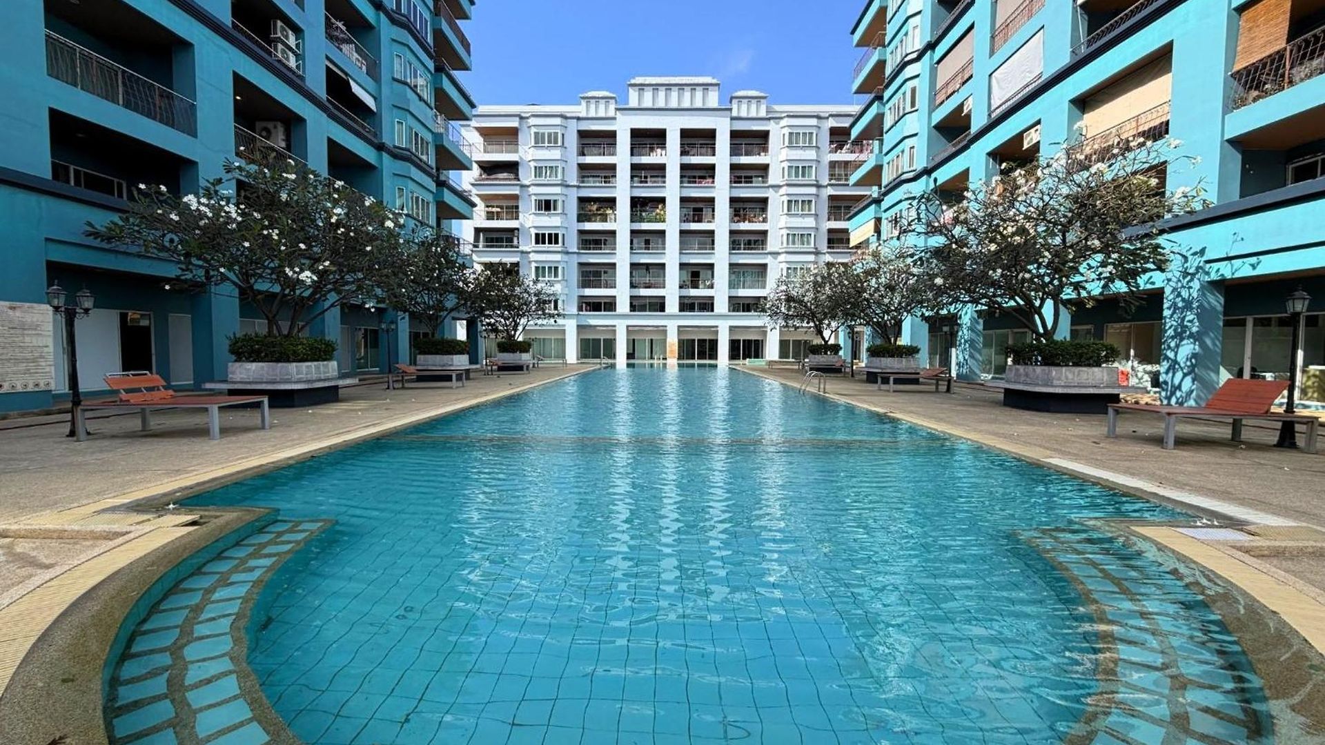 1-bedroom Pool-view With Large Balcony - Jomtien *