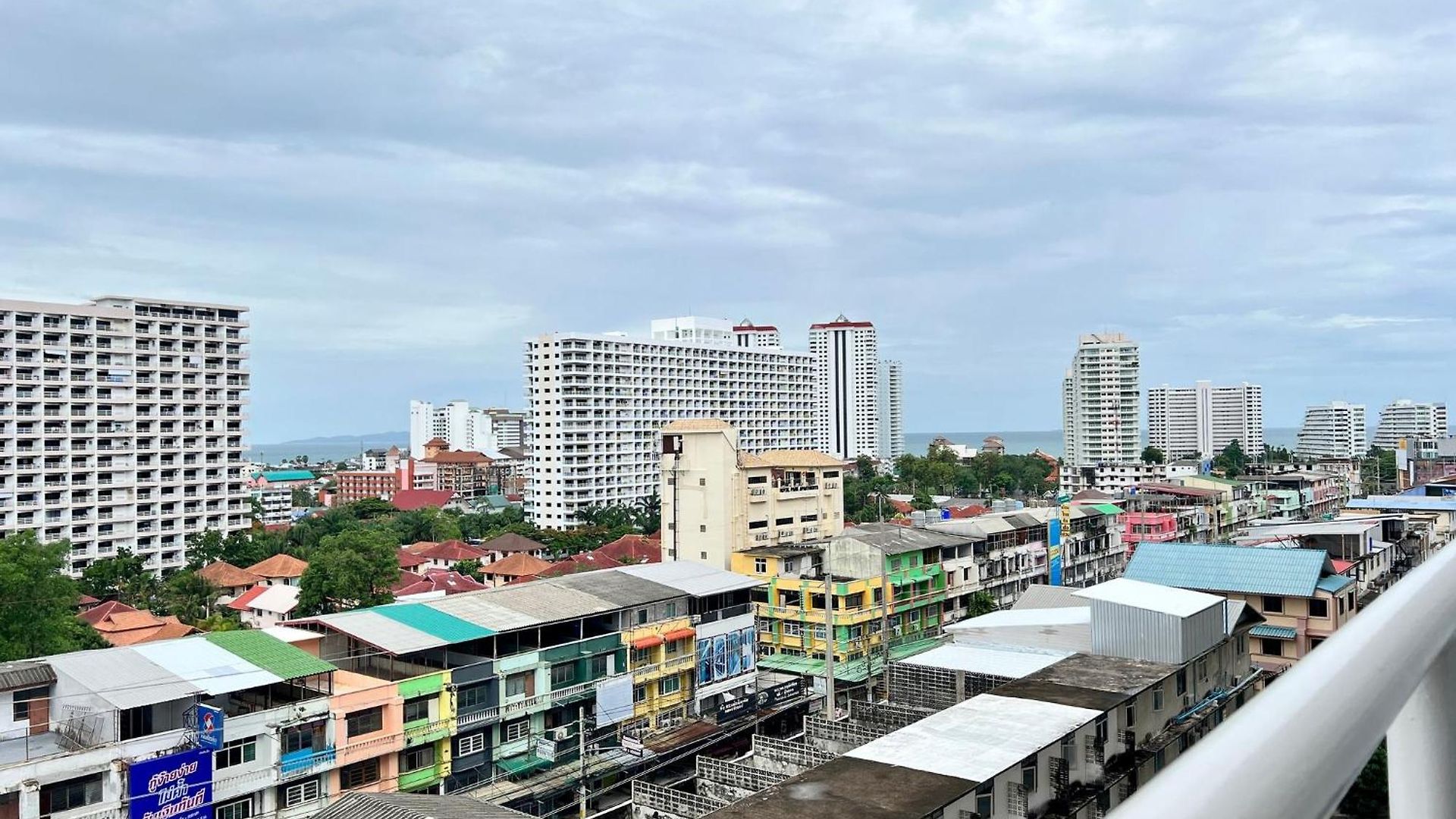 วันหยุดที่บ้าน Stylish 1br Sea-view - 2 Balconies - View Talay 1 Jomtien *