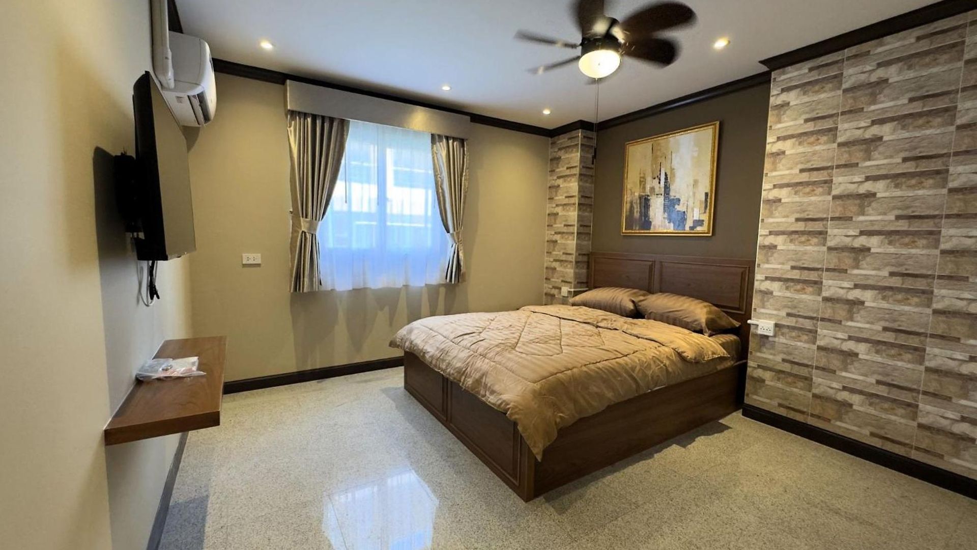 วันหยุดที่บ้าน Spacious 2br Corner - Garden View Balcony - Royal Hill