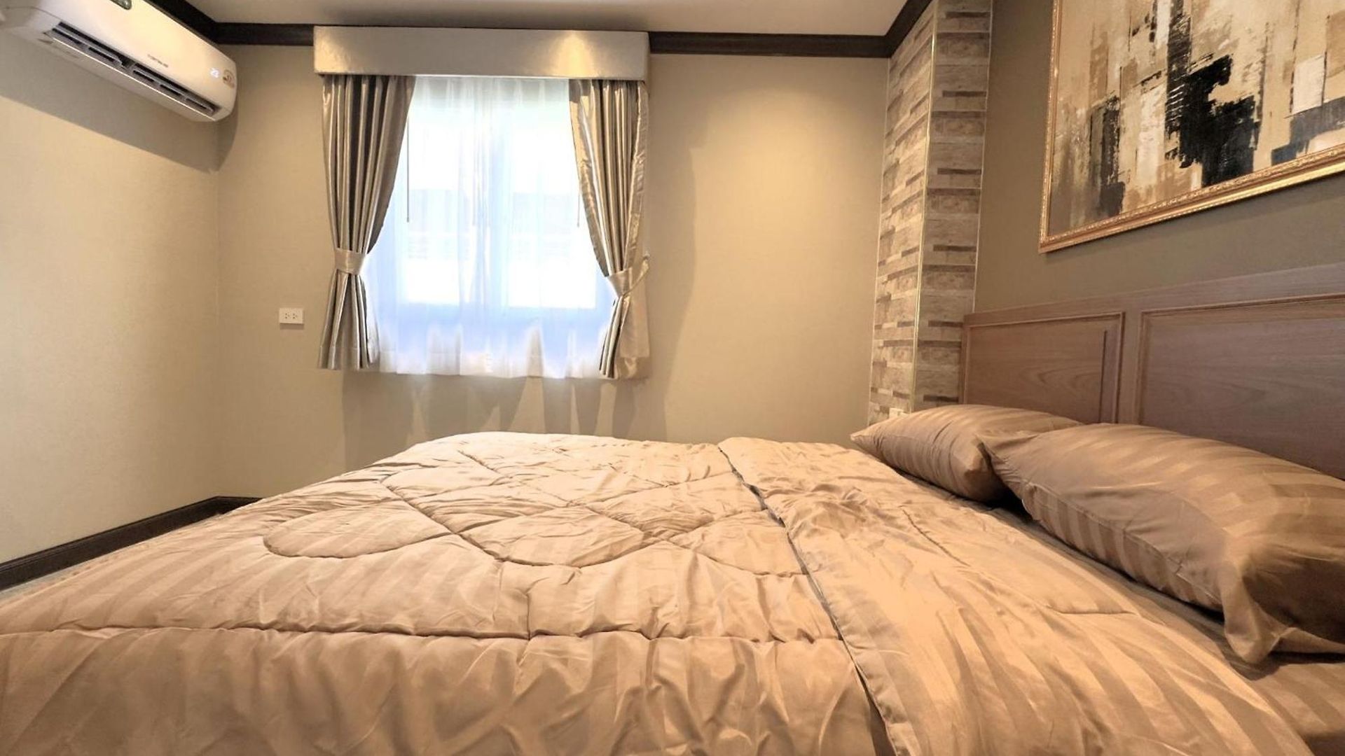 วันหยุดที่บ้าน Spacious 2br Corner - Garden View Balcony - Royal Hill *