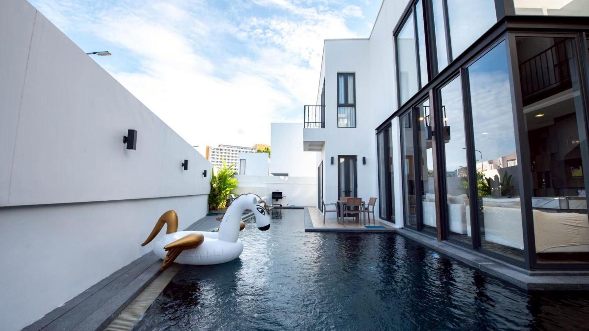 Maya Pool Inara *
