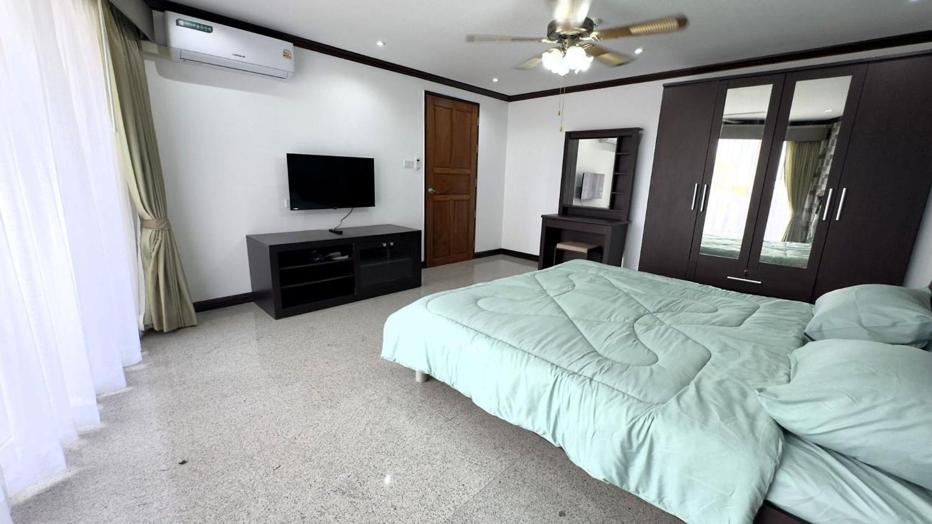 Spacious 2br - 3 Balconies Views *