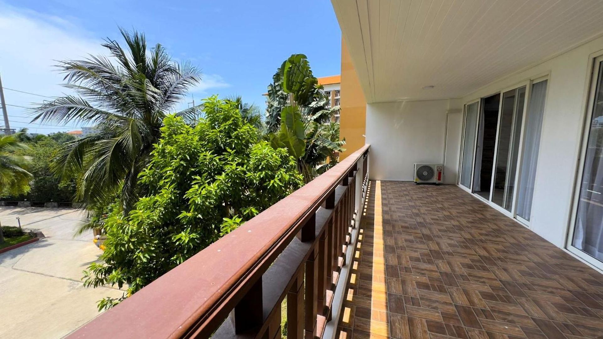 Spacious 2br Corner - Garden View Balcony - Royal Hill วันหยุดที่บ้าน