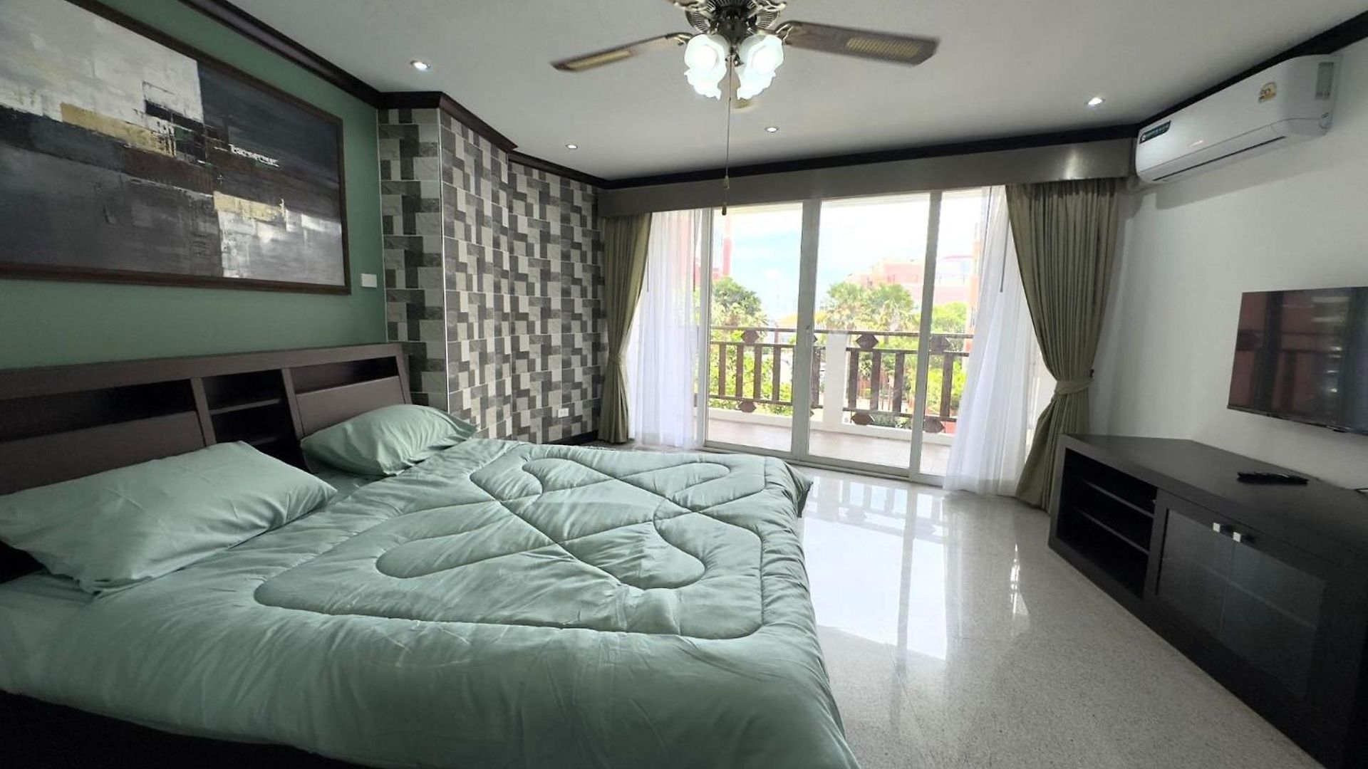 Spacious 2br - 3 Balconies Views