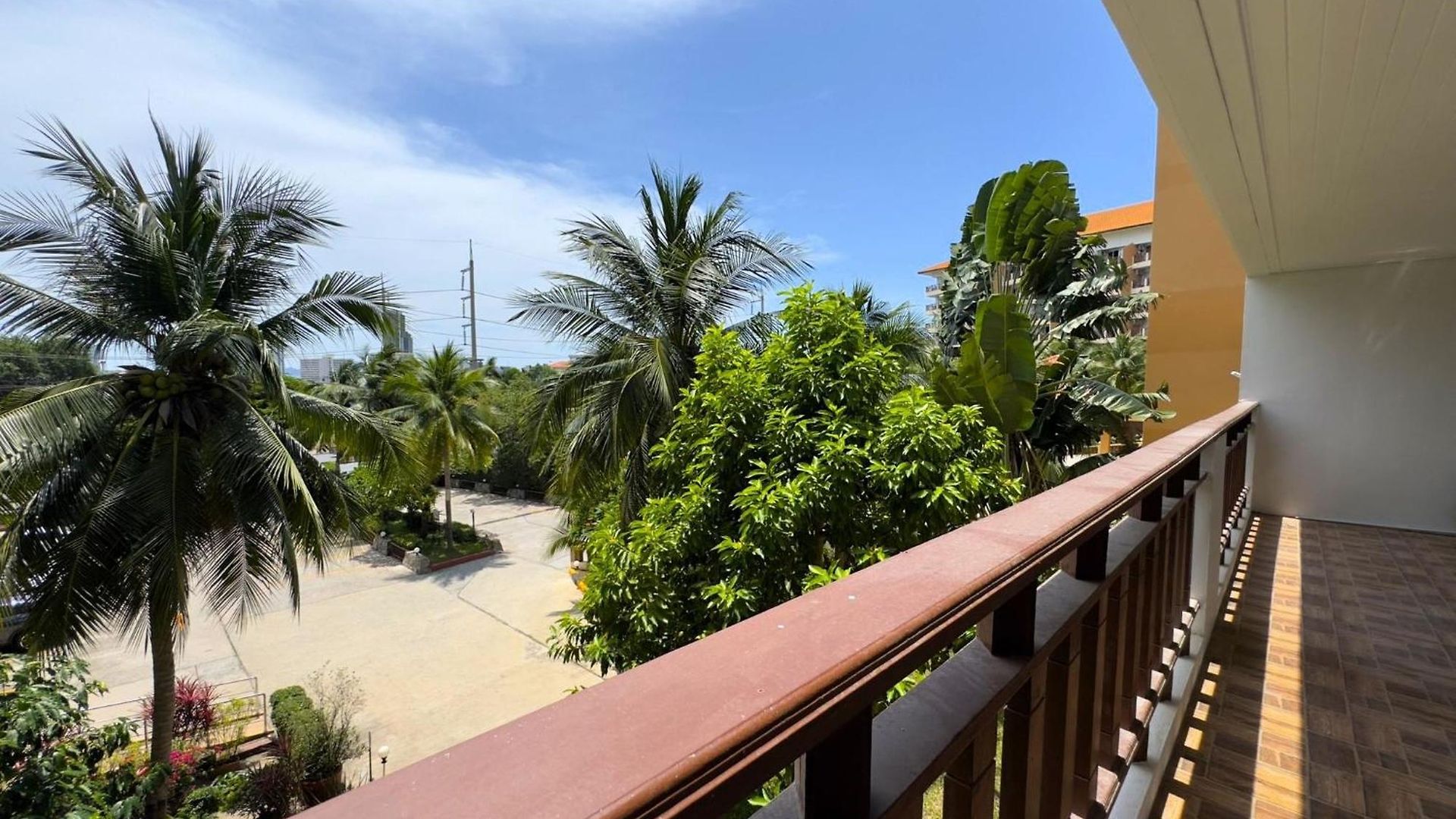 วันหยุดที่บ้าน Spacious 2br Corner - Garden View Balcony - Royal Hill