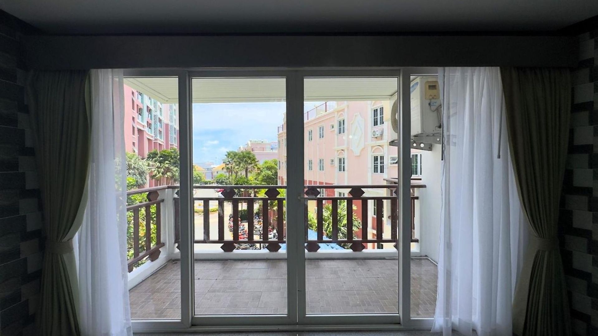 วันหยุดที่บ้าน Spacious 2br - 3 Balconies Views Pattaya