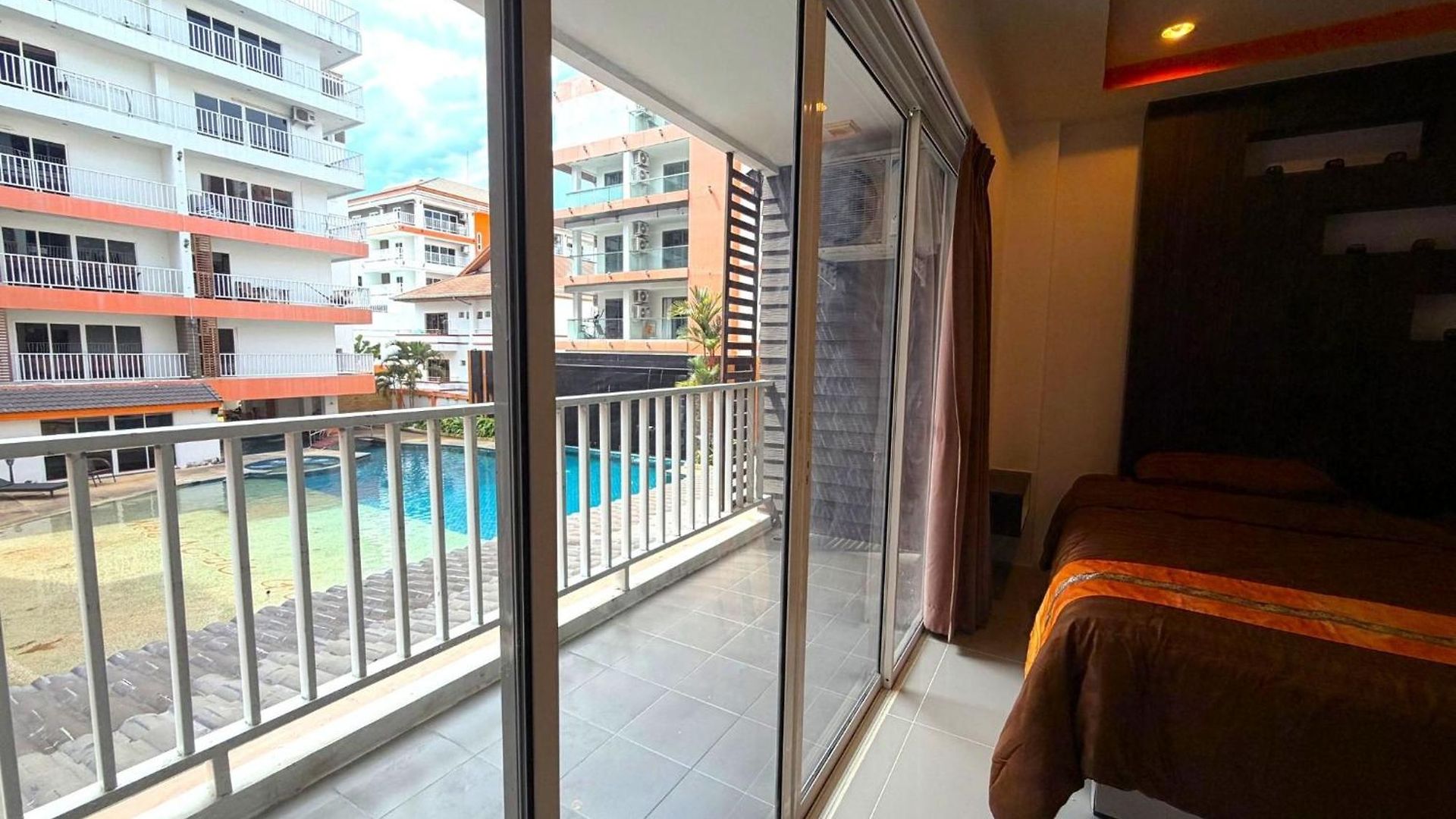 Apartment Pool-view With Balcony - Nordic Vip 3, Pratumnak