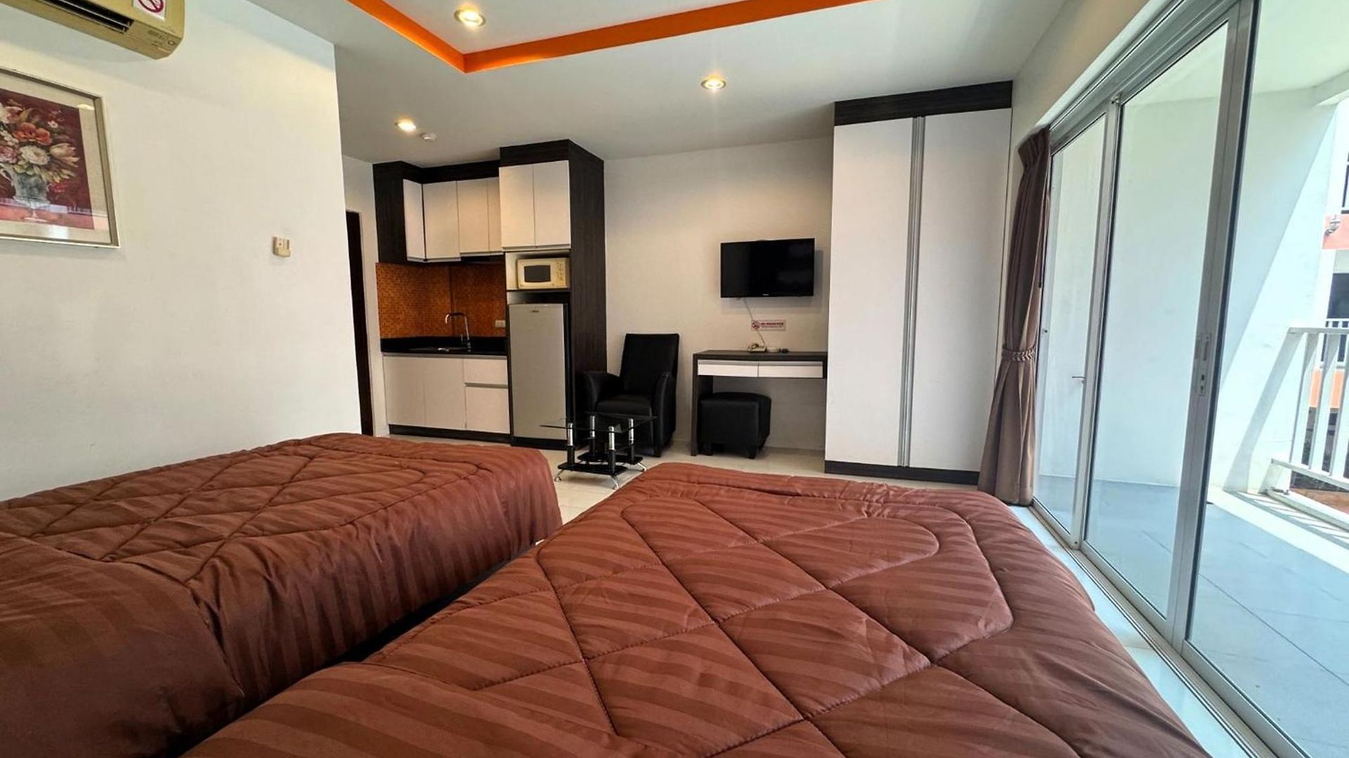 อพาร์ทเม้น Comfortable Pool-view With Balcony - Pratumnak, Pattaya