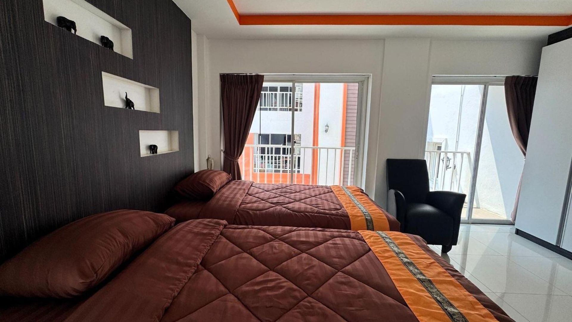 Bright Corner Pool-view With Balcony - New Nordic Vip 3, Pratumnak Apartment *