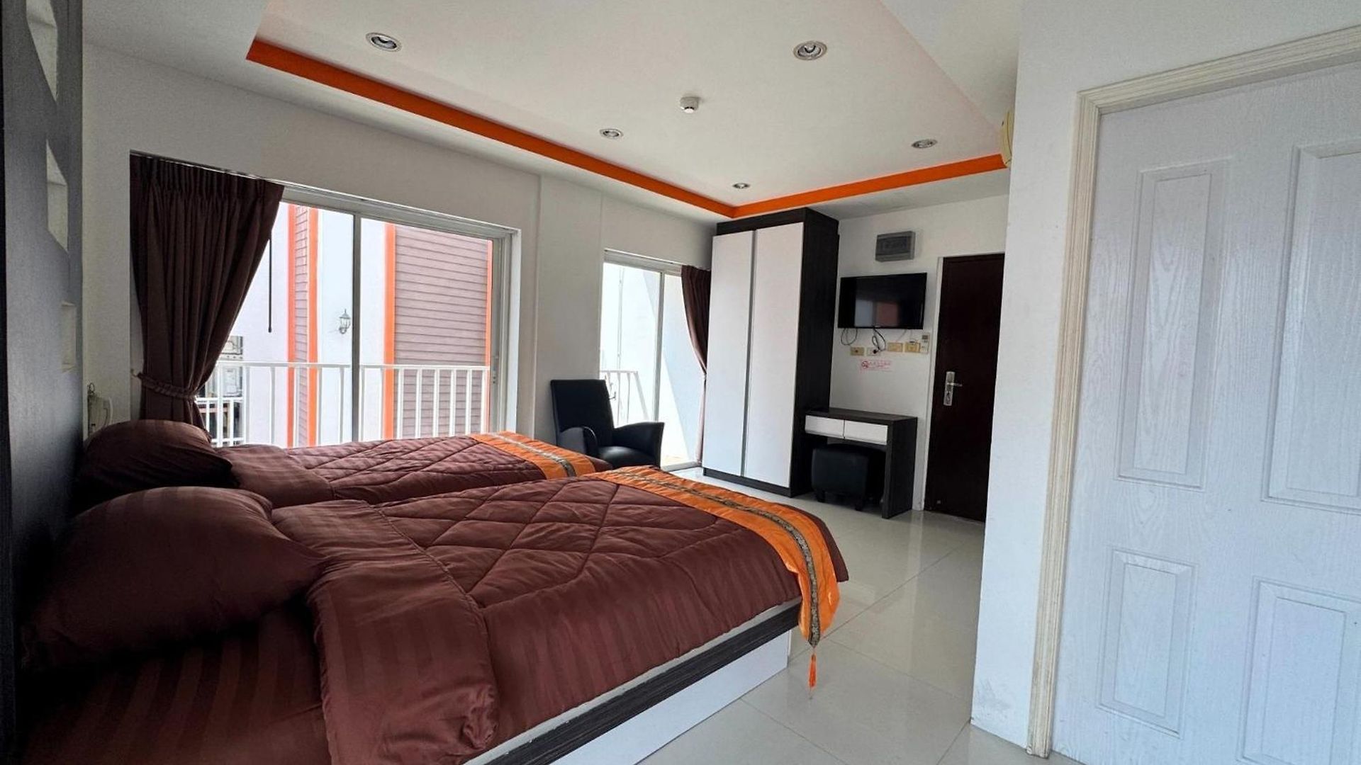 Apartment Bright Corner Pool-view With Balcony - New Nordic Vip 3, Pratumnak Pattaya