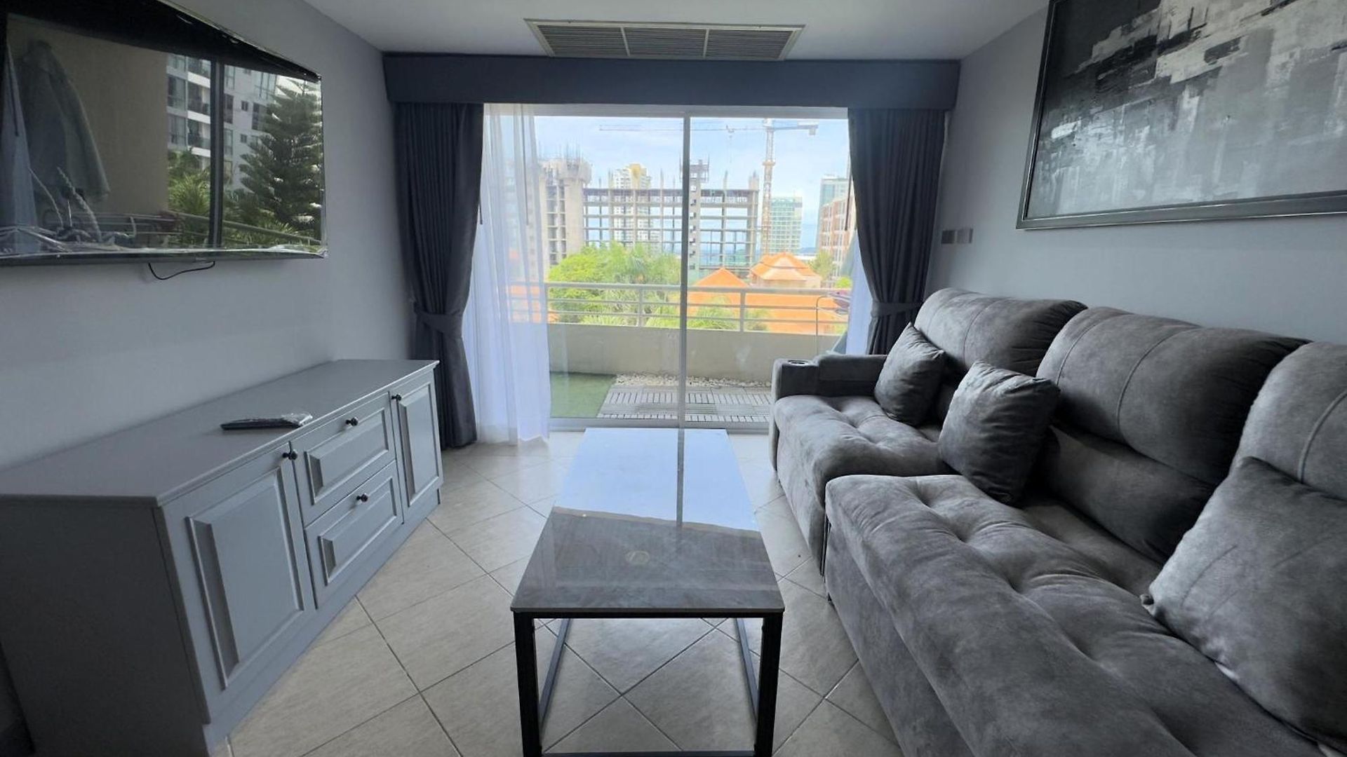 Spacious 2-bedroom Pool-view - Executive 2, Pratumnak Apartment
