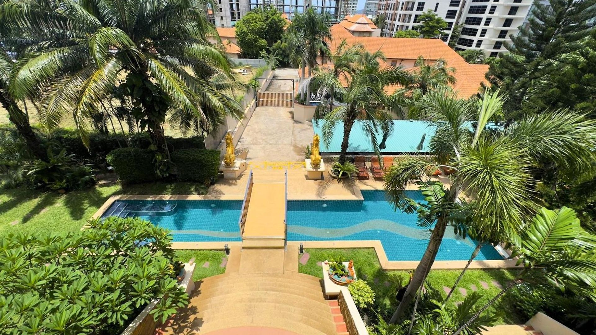 Spacious 2-bedroom Pool-view - Executive 2, Pratumnak Apartment Pattaya