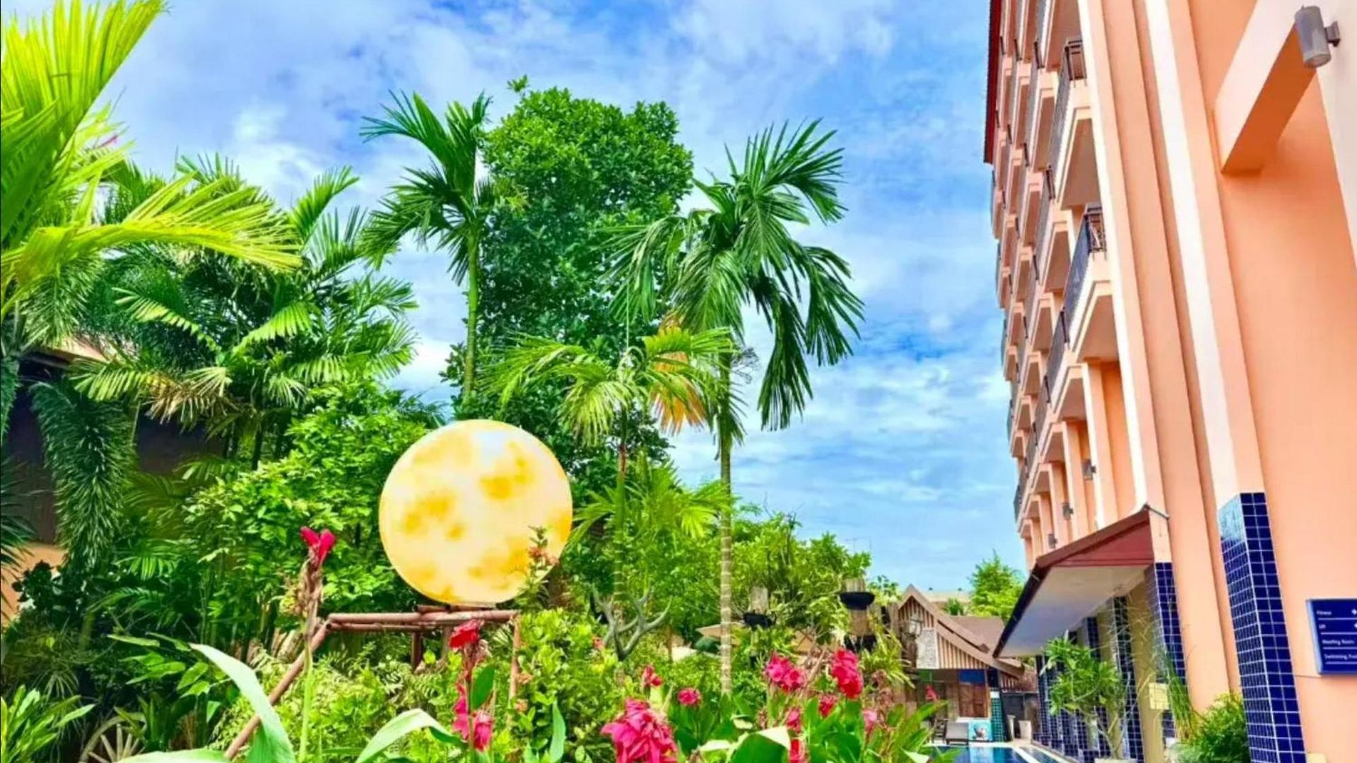 Apartment Poolside Near Terminal 21 & Bus Station *