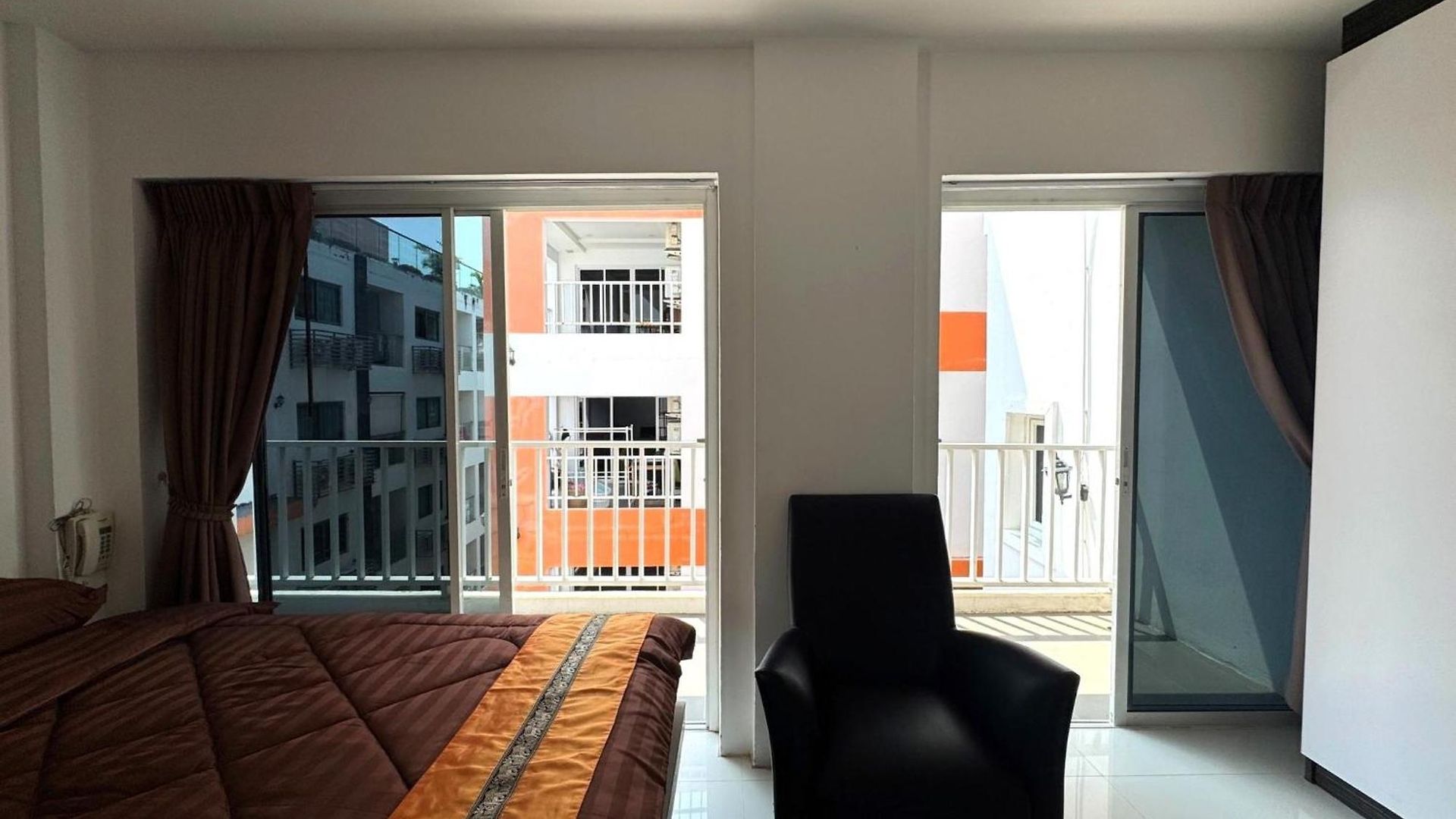 Bright Corner Pool-view With Balcony - New Nordic Vip 3, Pratumnak