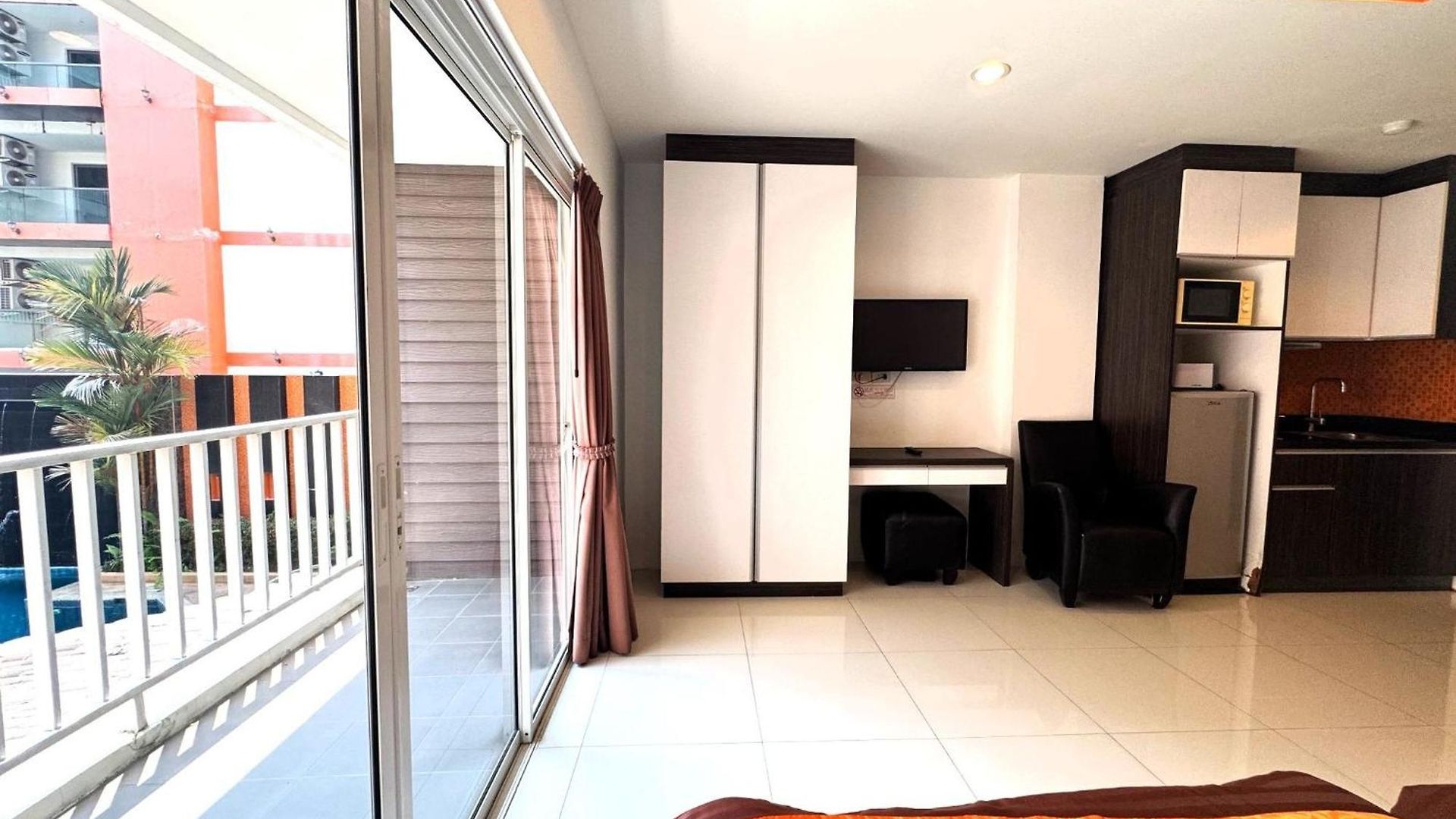 Cozy Pool-view With Balcony - New Nordic Vip 3, Pratumnak *
