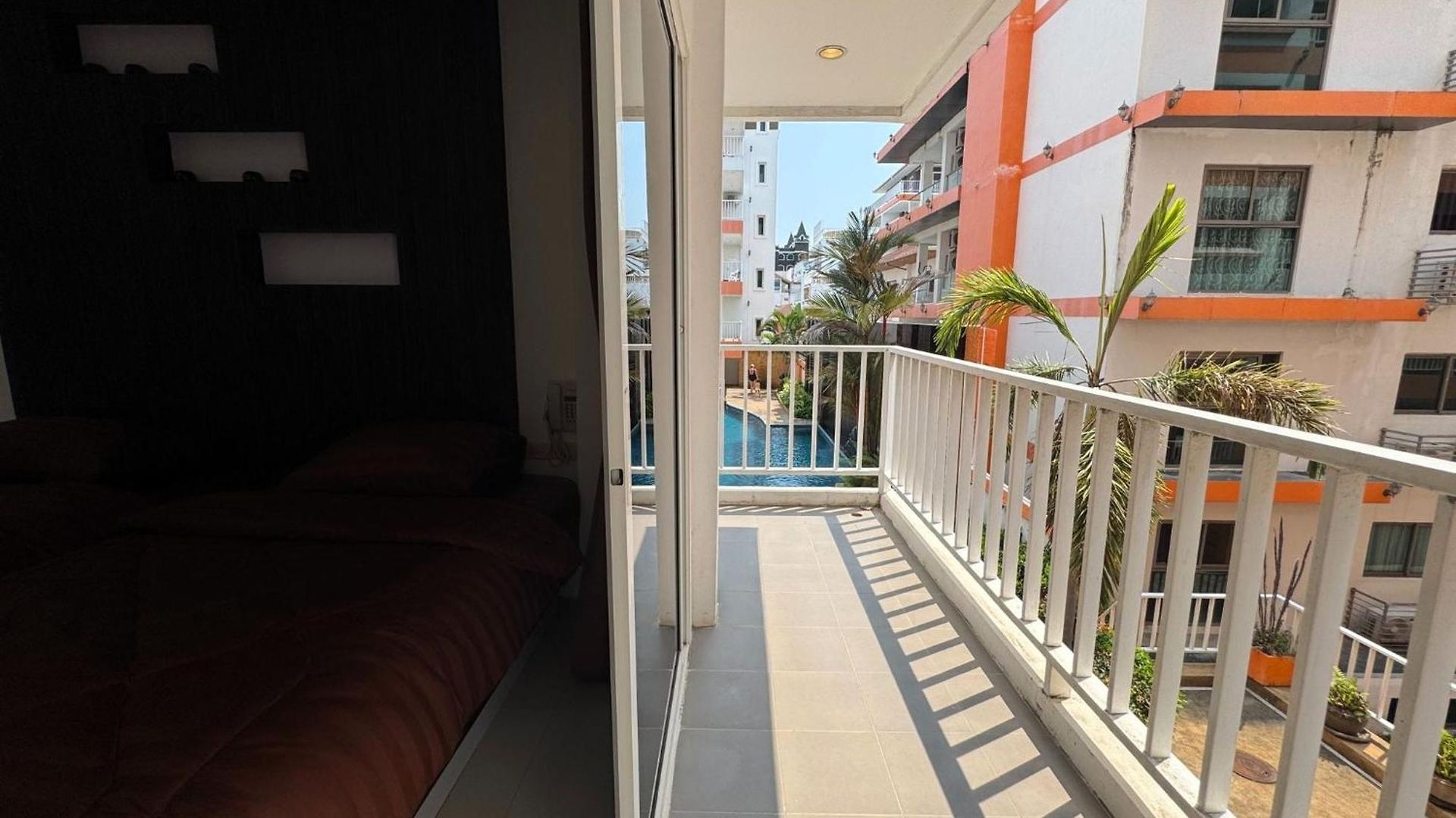 Stylish Pool-view With Balcony - New Nordic Vip 3, Pratumnak