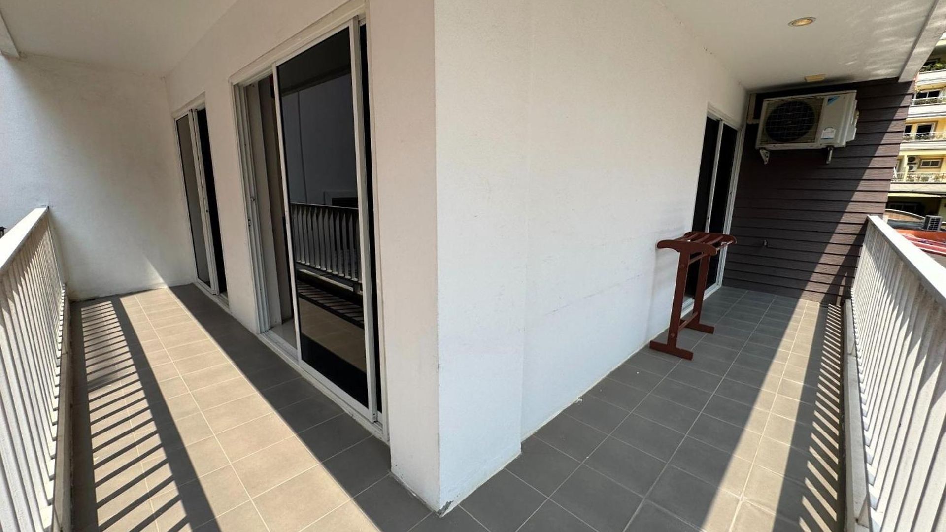 Stylish Pool-view With Balcony - New Nordic Vip 3, Pratumnak Apartment Pattaya