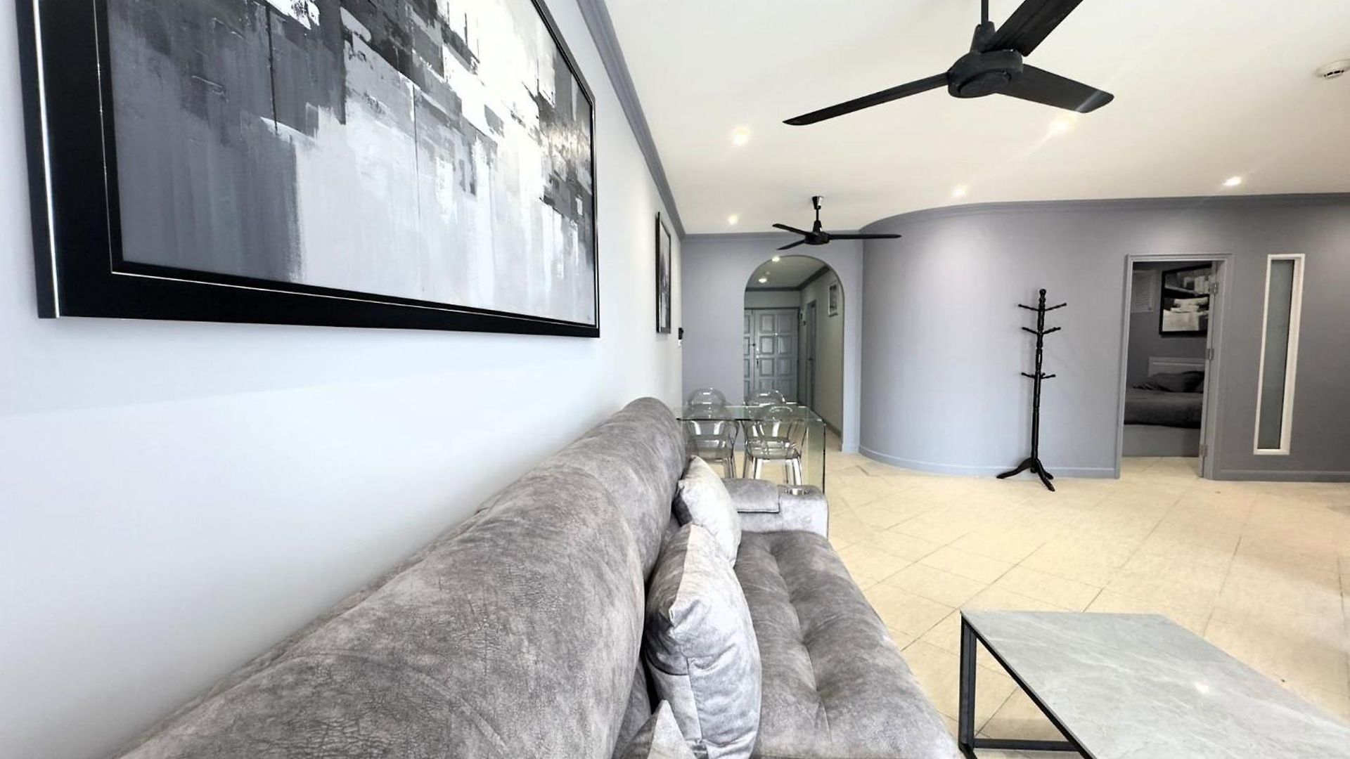 Spacious 2-bedroom Pool-view - Executive 2, Pratumnak Apartment