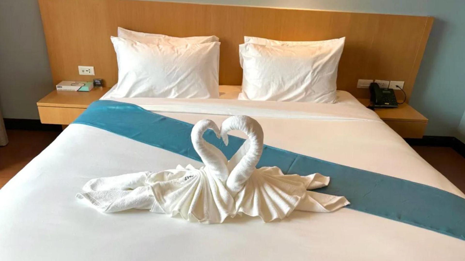 Poolside Near Terminal 21 & Bus Station * Pattaya