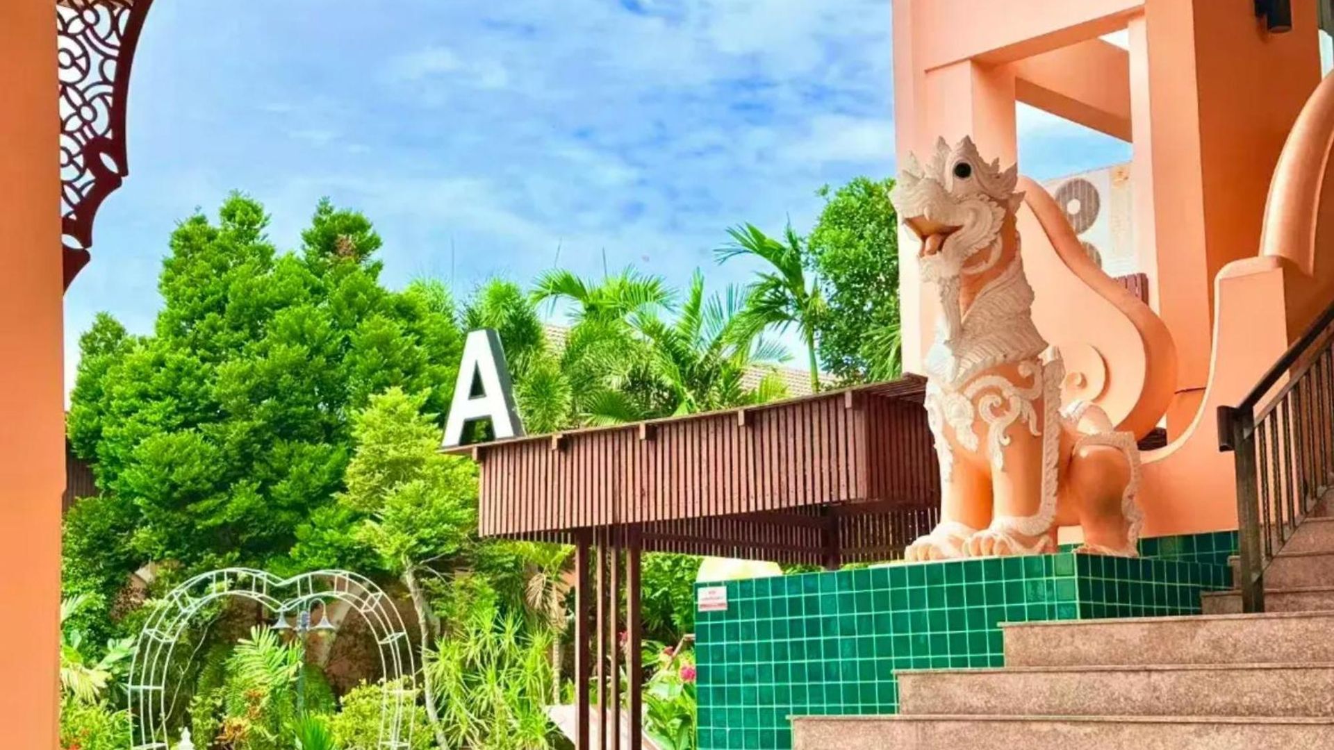 Poolside Near Terminal 21 & Bus Station * Pattaya