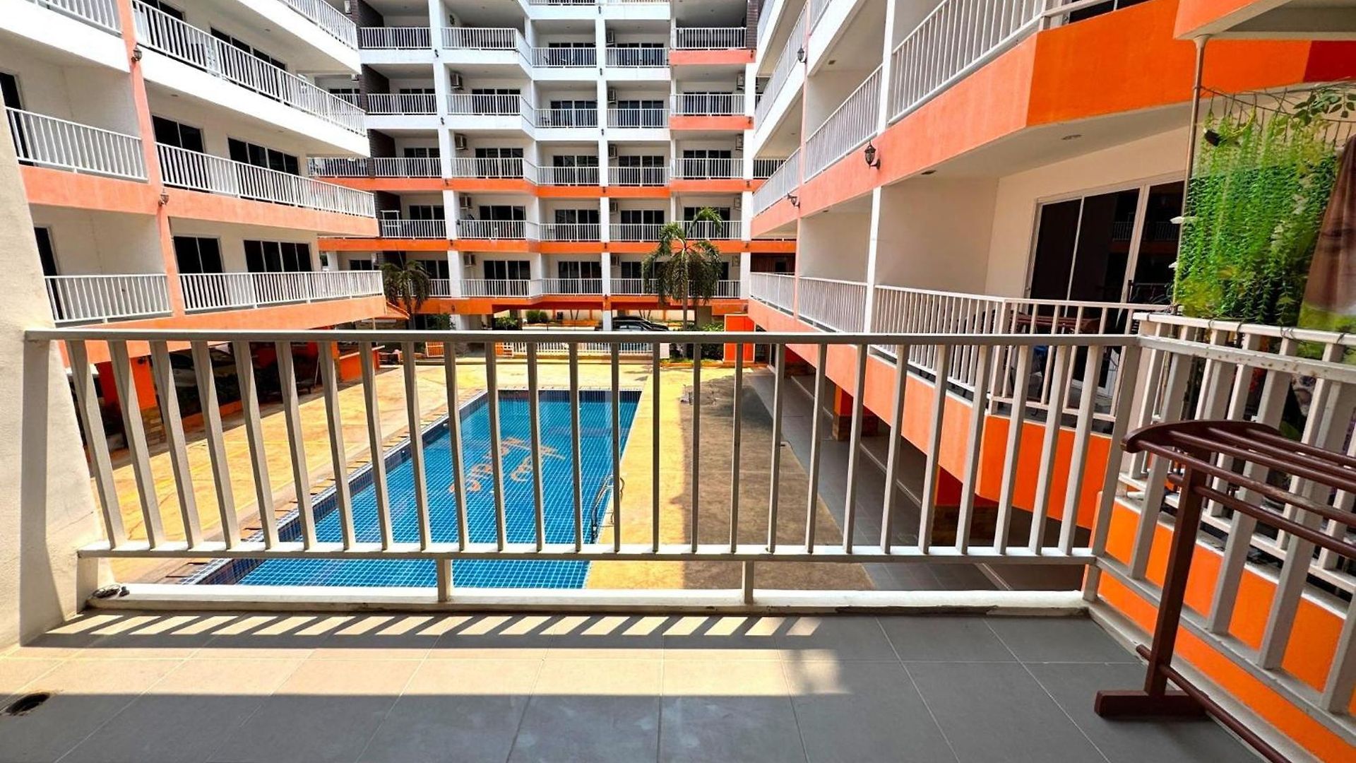 Comfortable Pool-view With Balcony - Pratumnak, Pattaya