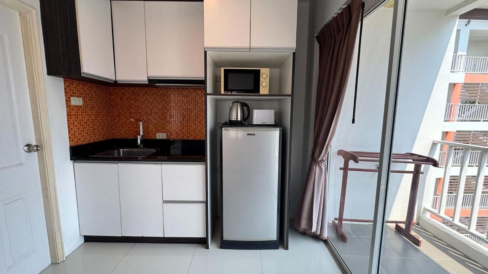 Bright Corner Pool-view With Balcony - New Nordic Vip 3, Pratumnak Apartment *