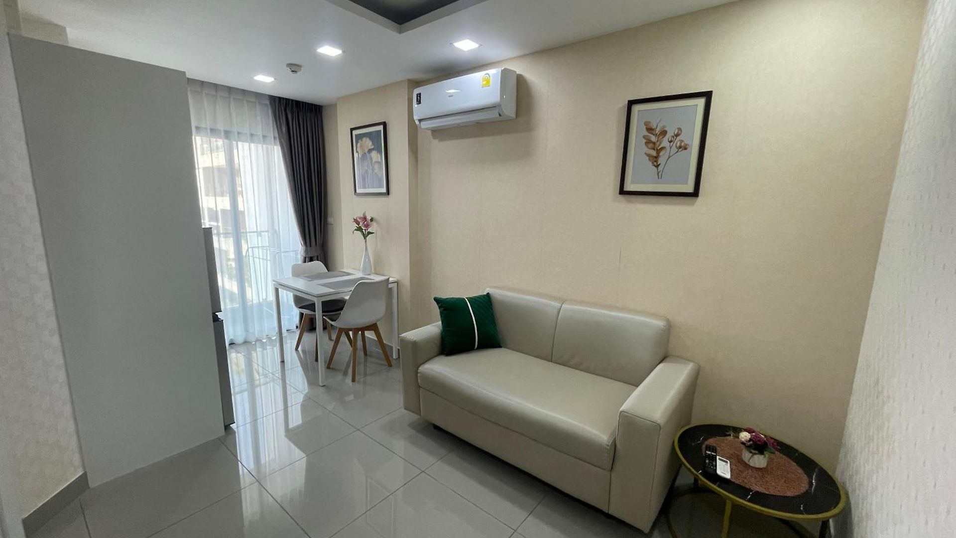 Cozy With Swimming Pool, Gym, Sauna, Great Location, Near Beach, Easy Transport - Guest Friendly อพาร์ทเม้น *
