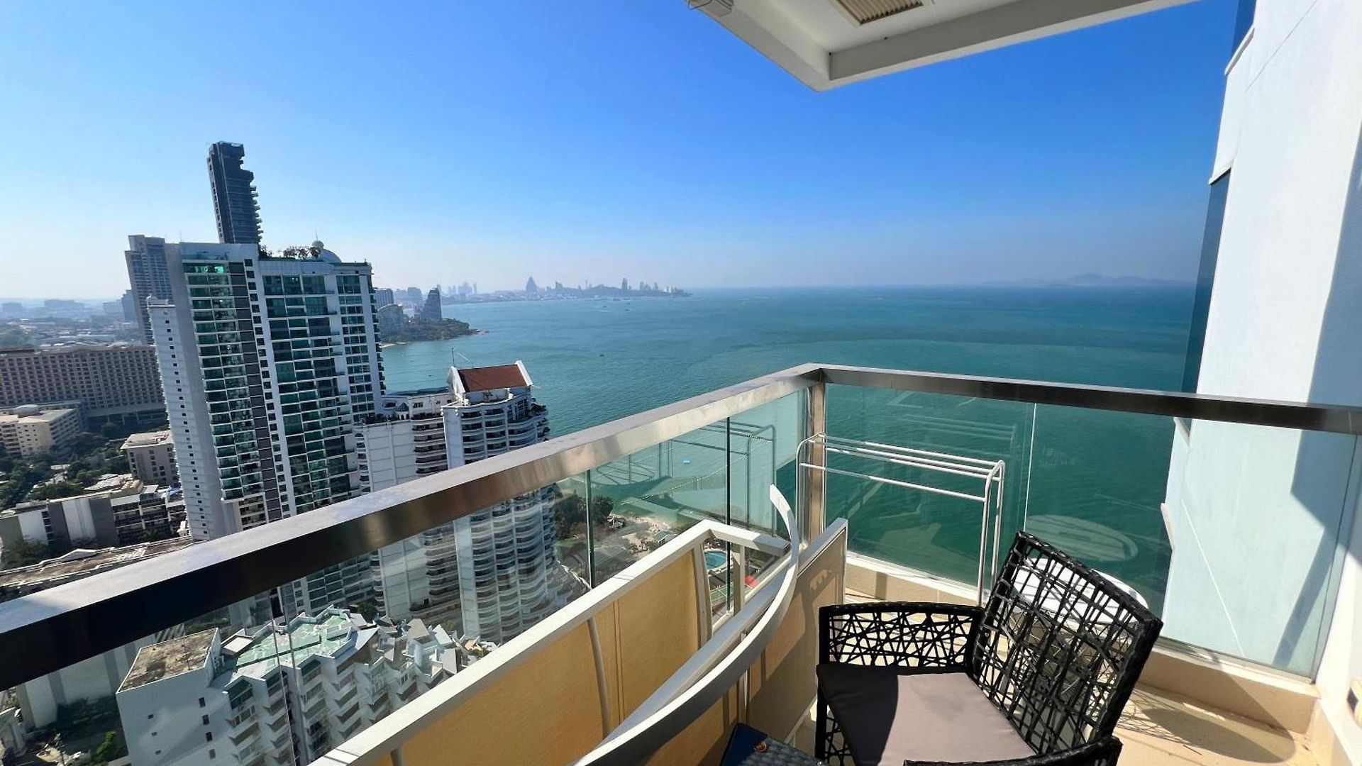 The Palm Wongamat 2br Beachfront 34th Floor Panoramic Sea View อพาร์ทเม้น Pattaya