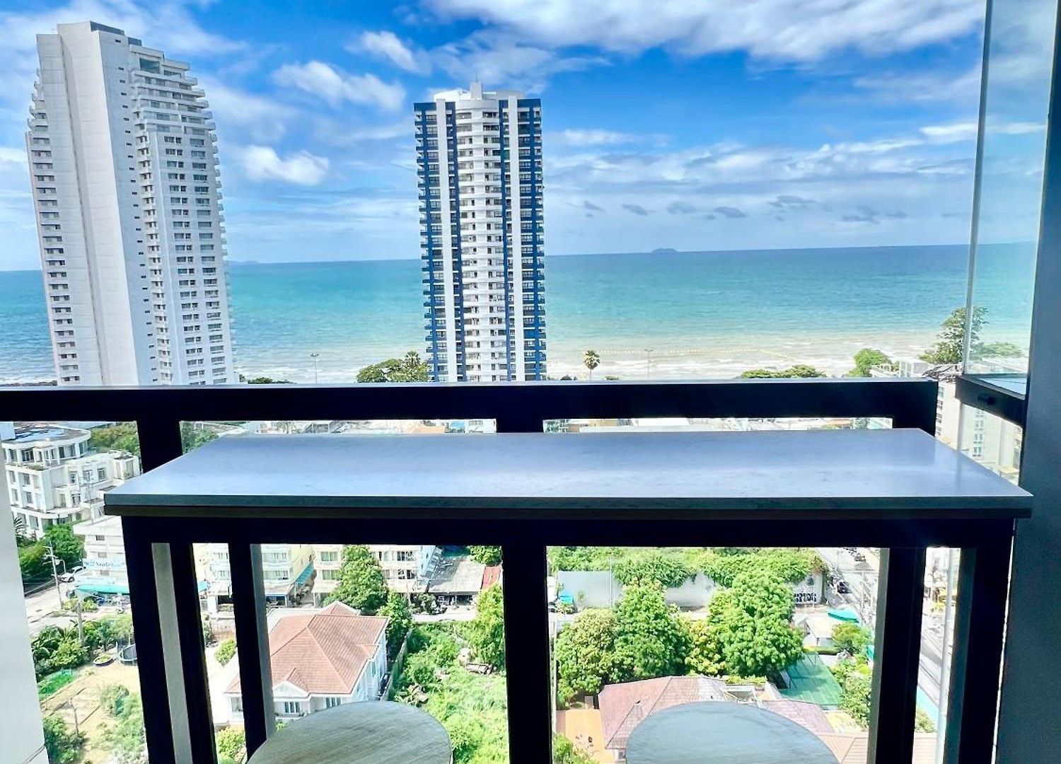 อพาร์ทเม้น 潘多拉酒店公寓一线海景 Pattaya