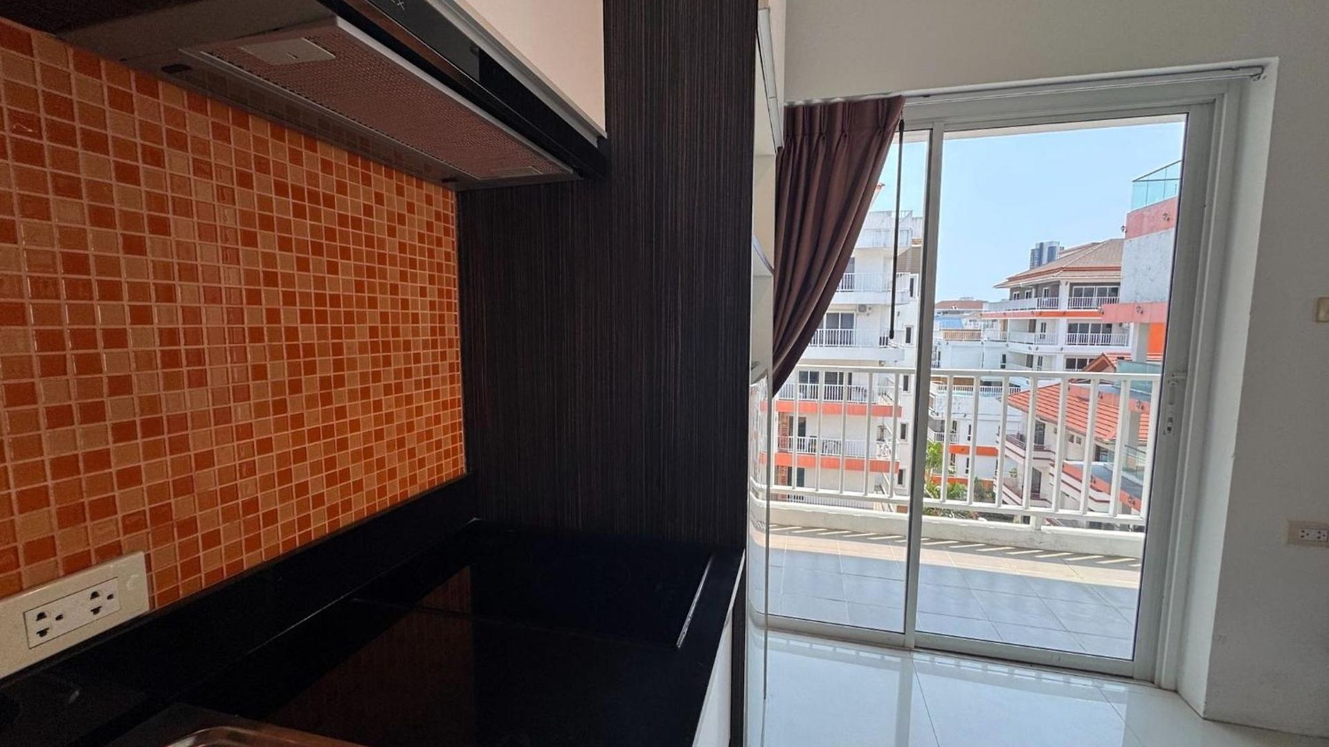 Bright Corner Pool-view With Balcony - New Nordic Vip 3, Pratumnak *