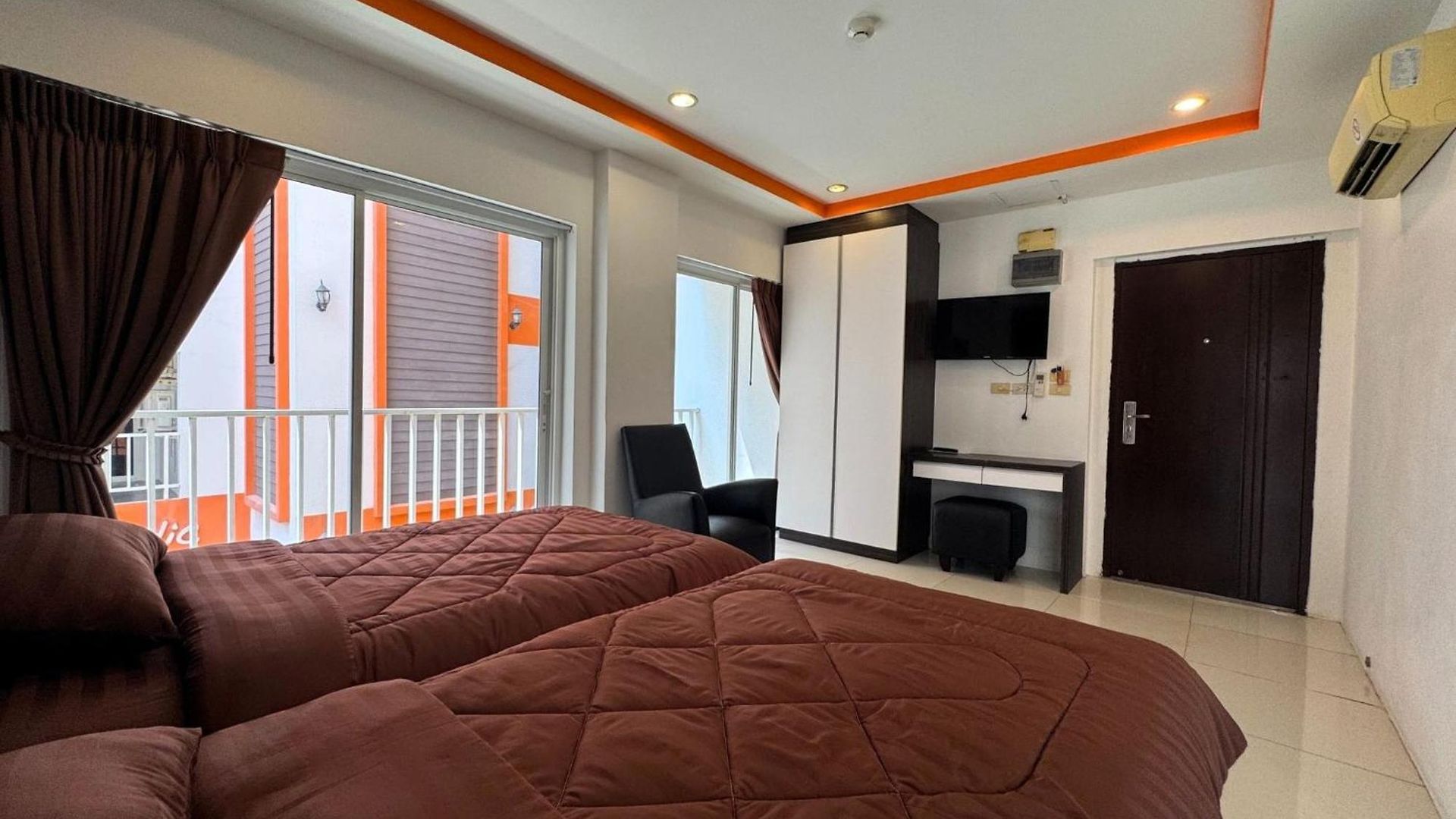 Stylish Pool-view With Balcony - New Nordic Vip 3, Pratumnak Apartment