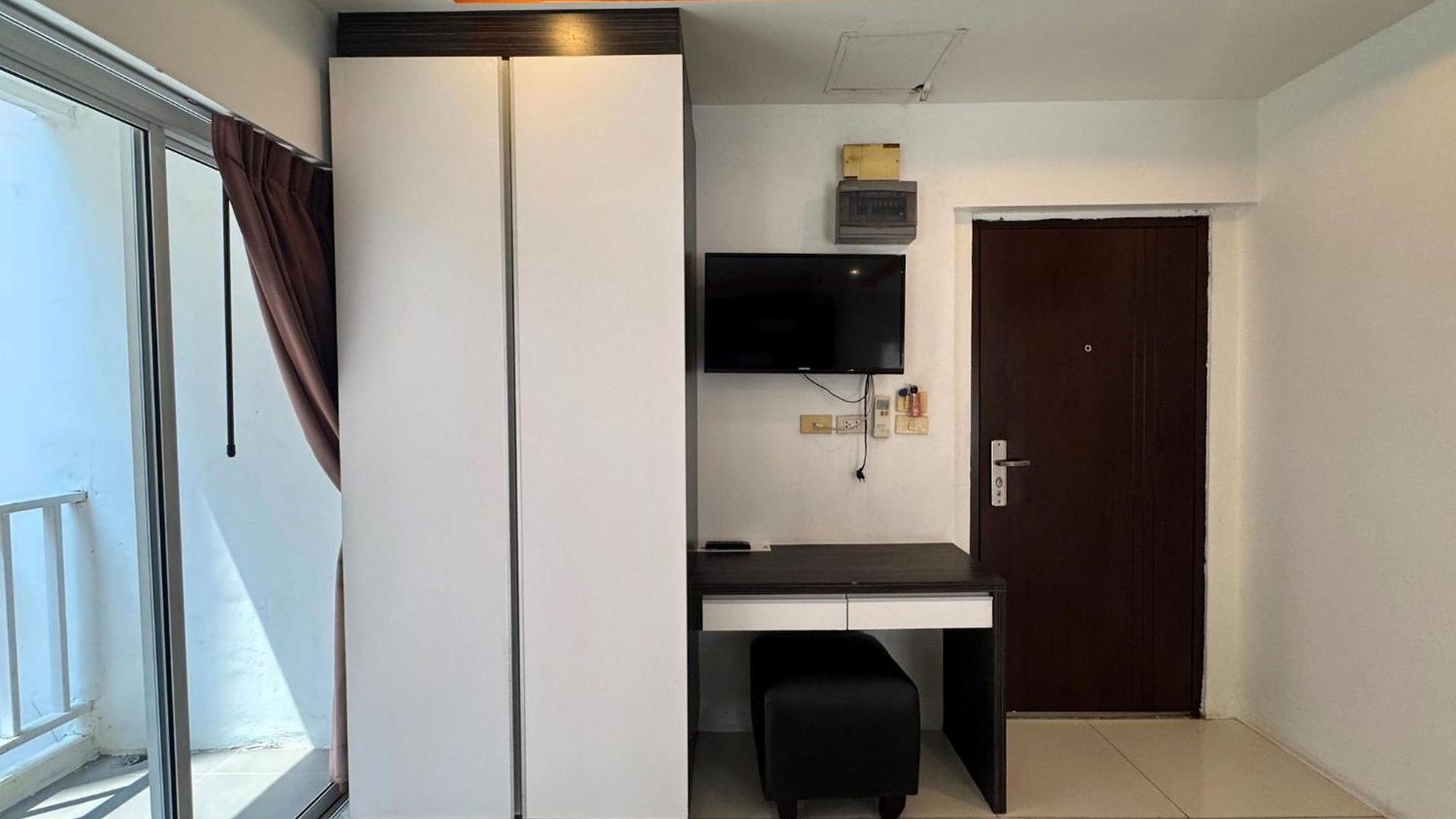 Stylish Pool-view With Balcony - New Nordic Vip 3, Pratumnak Apartment *