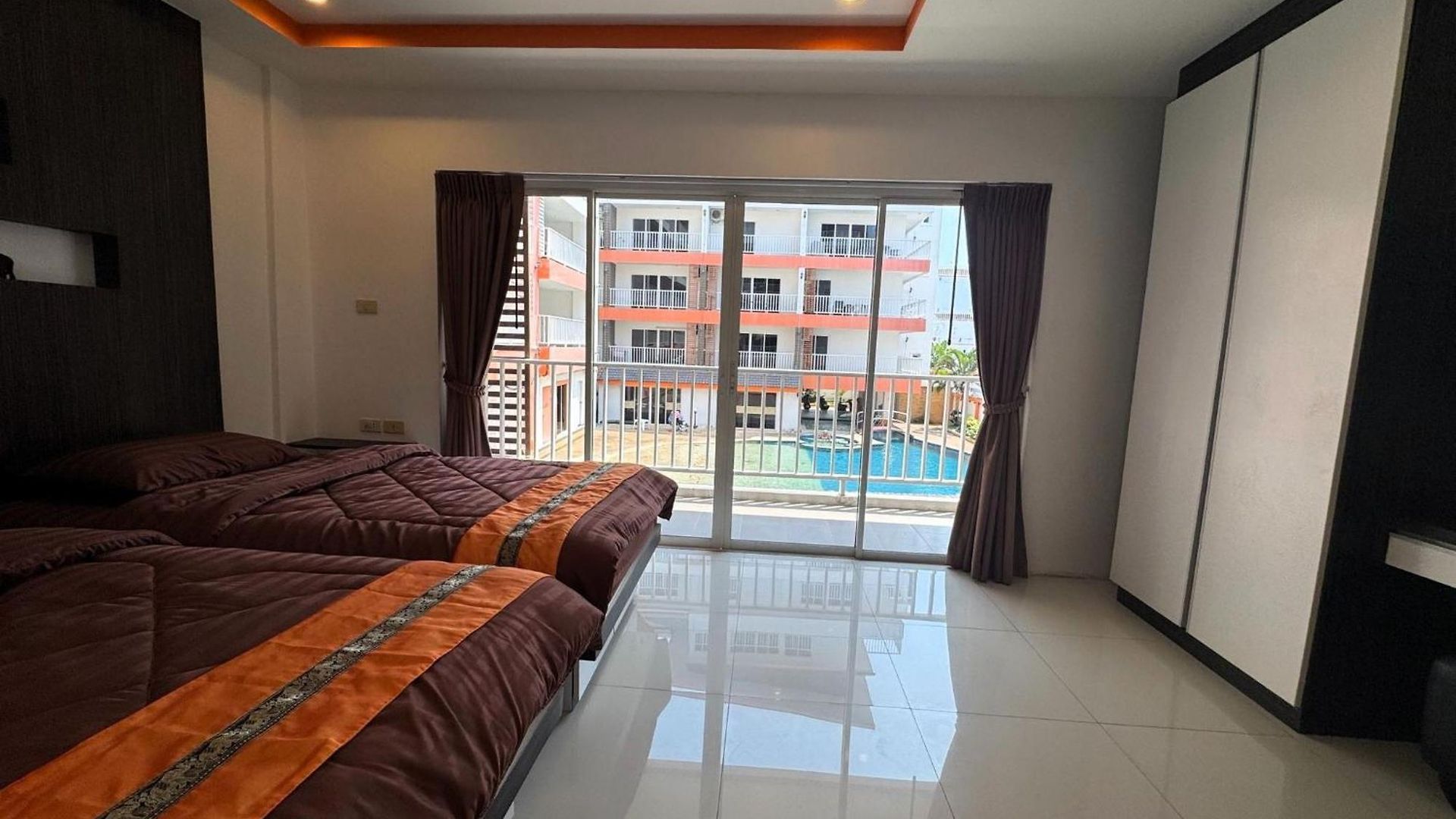 Cozy Pool-view With Balcony - New Nordic Vip 3, Pratumnak