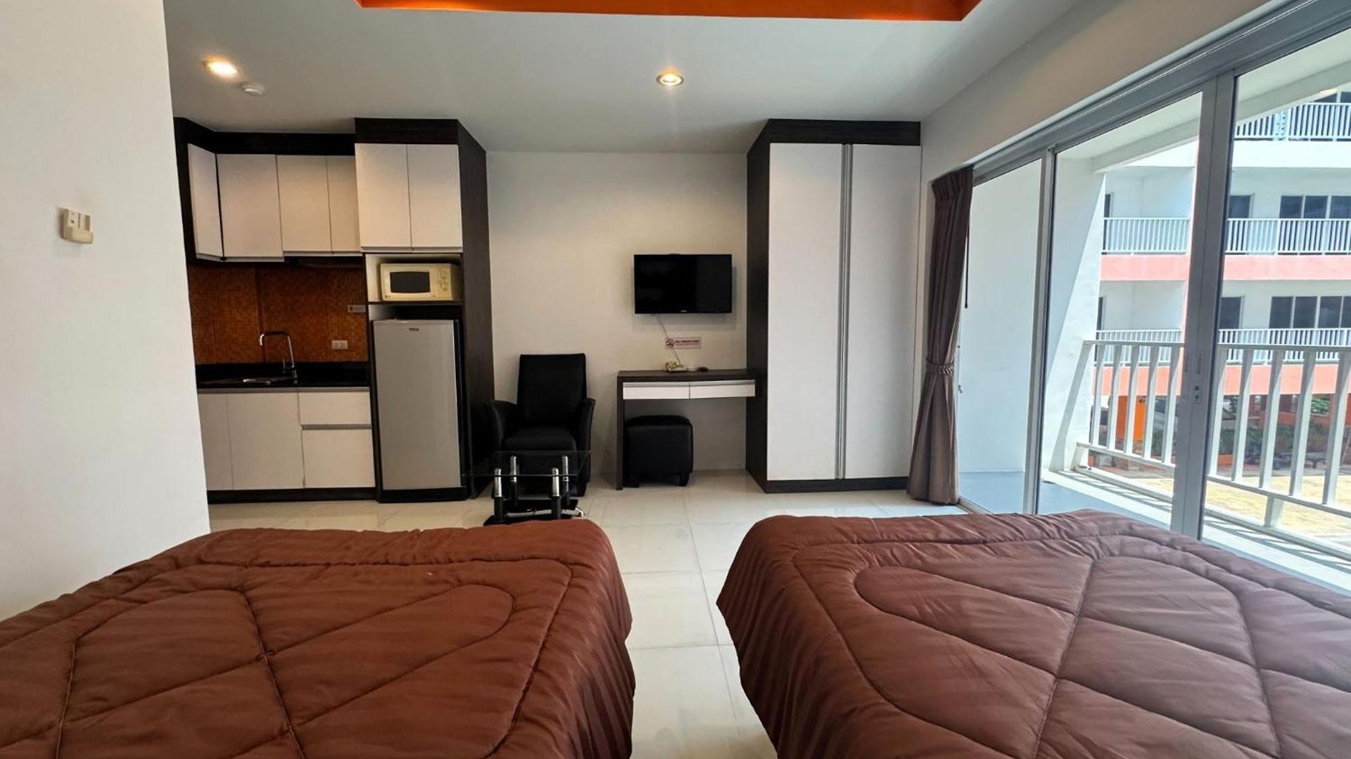อพาร์ทเม้น Comfortable Pool-view With Balcony - Pratumnak, Pattaya