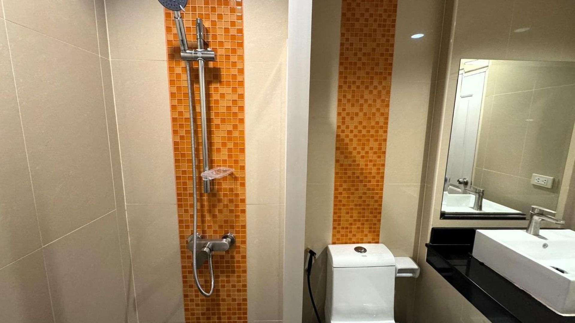 Apartment Bright Corner Pool-view With Balcony - New Nordic Vip 3, Pratumnak *