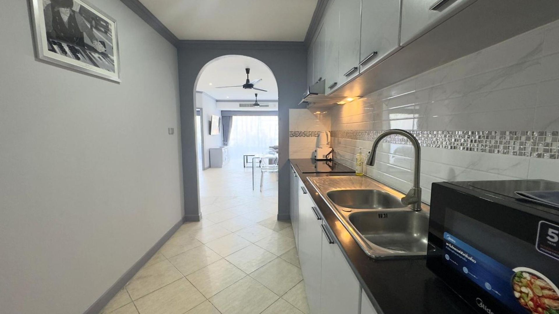 Spacious 2-bedroom Pool-view - Executive 2, Pratumnak Apartment *