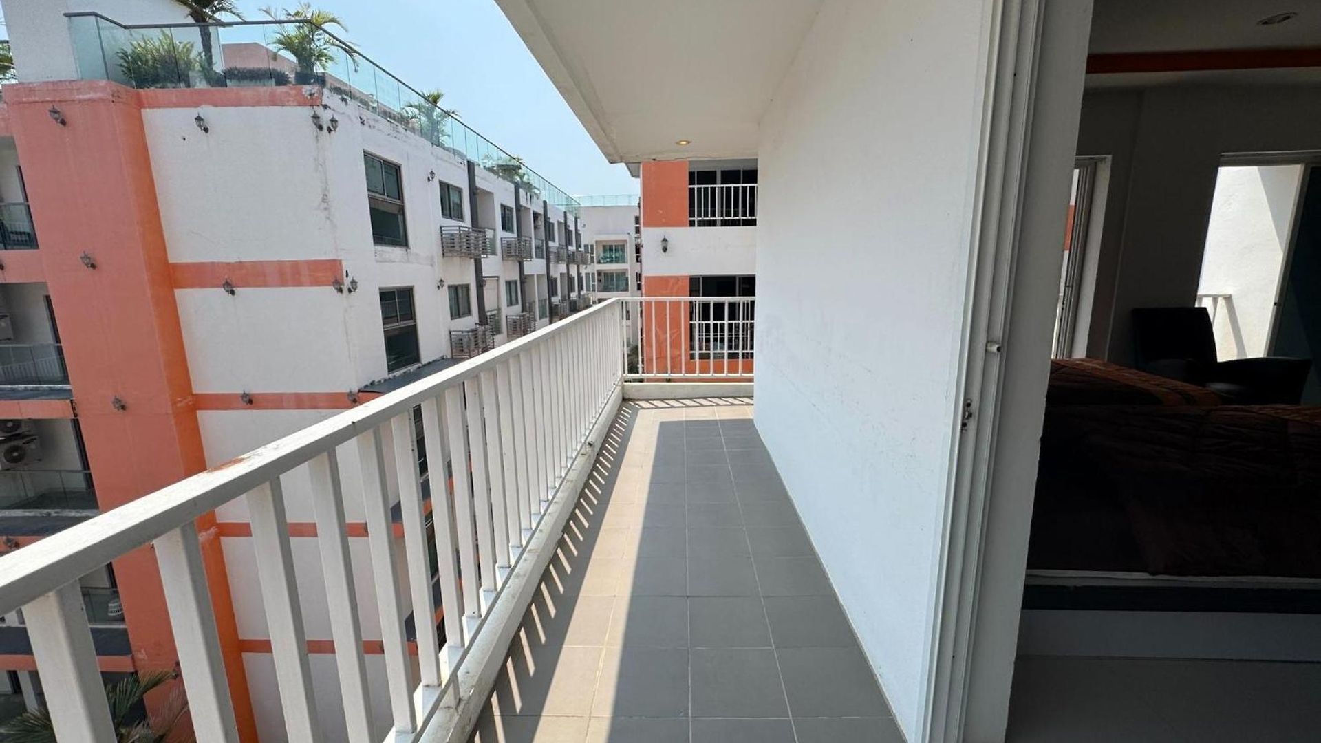 Apartment Bright Corner Pool-view With Balcony - New Nordic Vip 3, Pratumnak *
