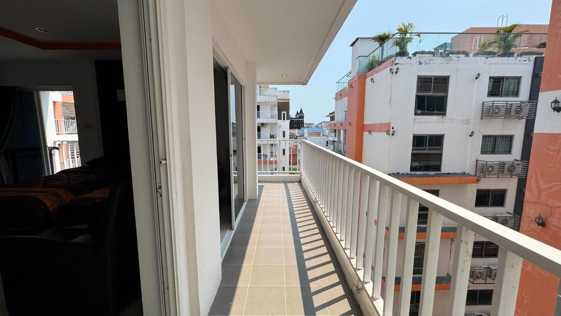 Apartment Bright Corner Pool-view With Balcony - New Nordic Vip 3, Pratumnak Pattaya