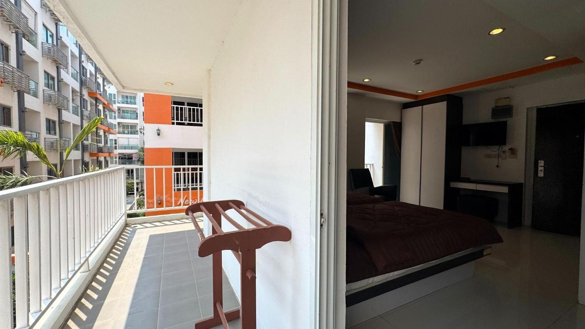 Apartment Stylish Pool-view With Balcony - New Nordic Vip 3, Pratumnak *