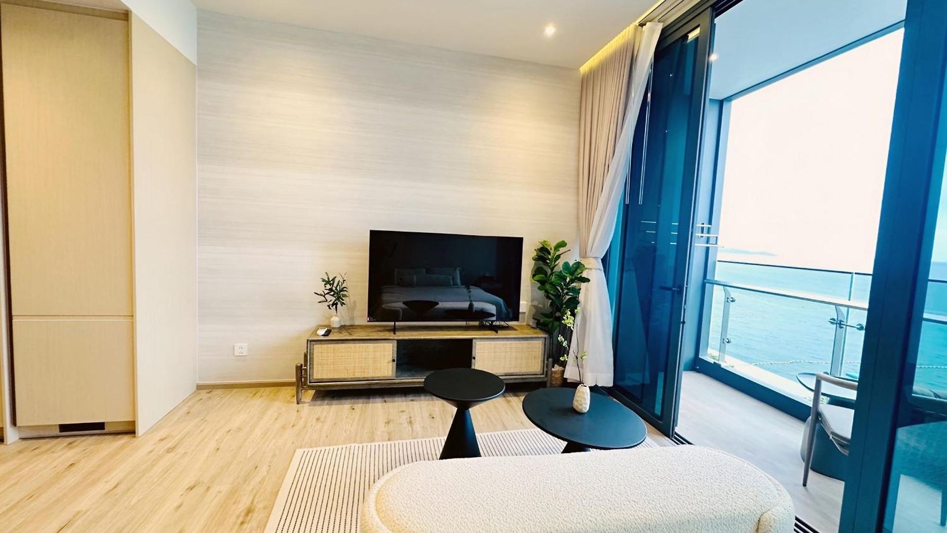 Ultra-luxury Sea View At Arom Pattaya