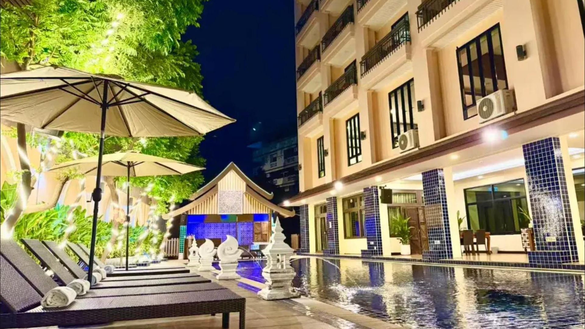 Poolside Near Terminal 21 & Bus Station * Pattaya