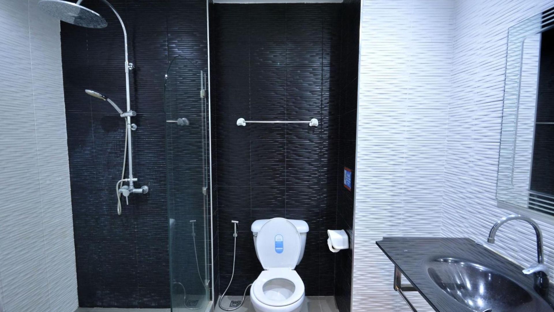 Sea-view With Large Balcony - Bright And Spacious อพาร์ทเม้น