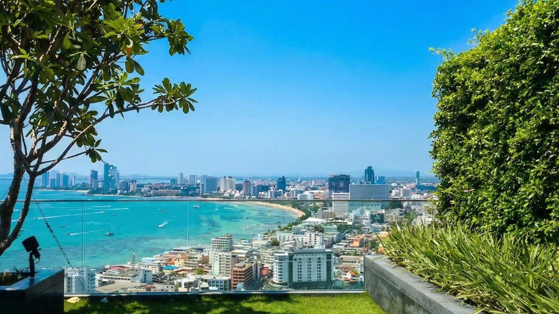 อพาร์ทเม้น Unixx South - Modern Sea View