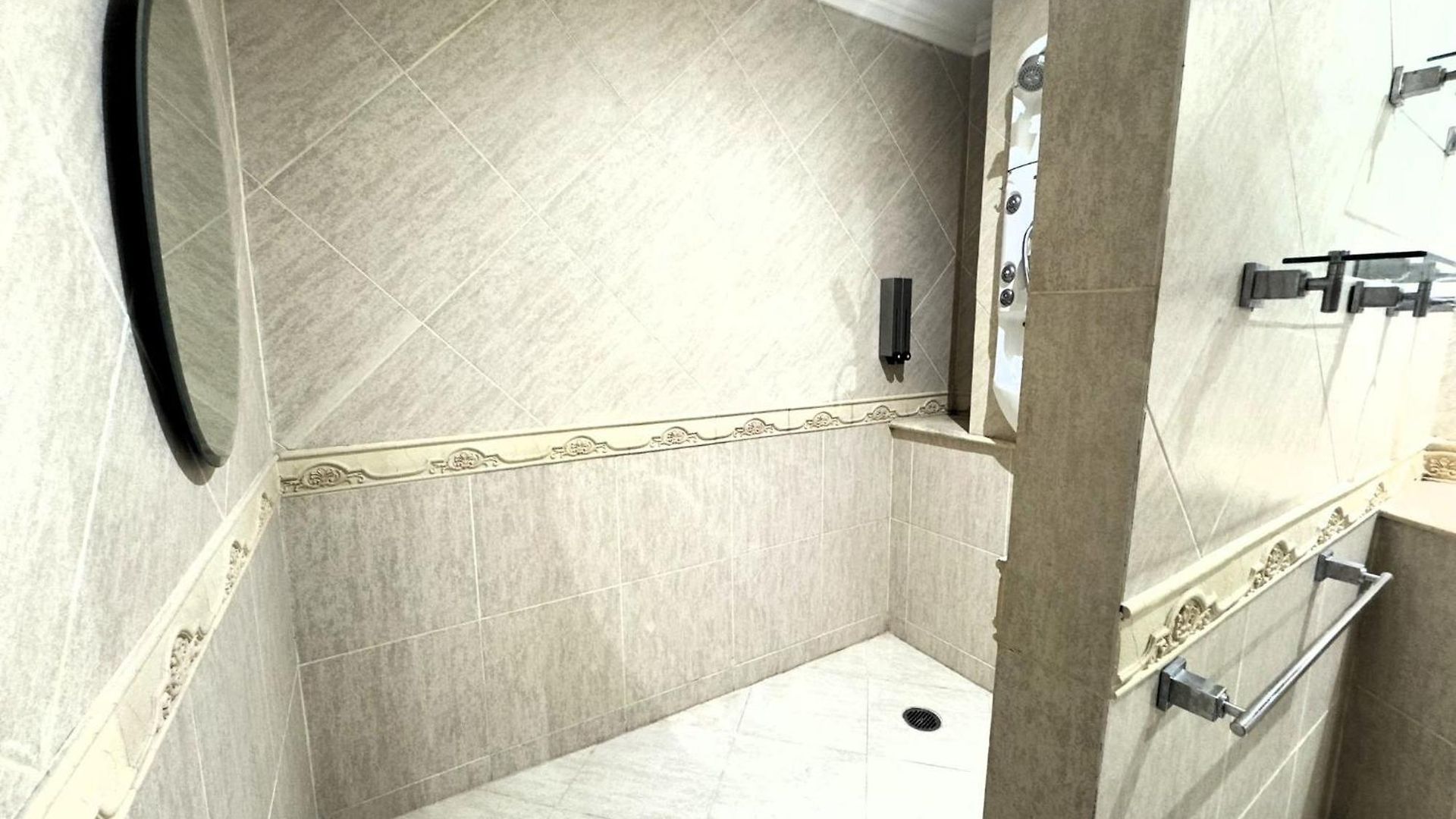Apartment Spacious 2-bedroom Pool-view - Executive 2, Pratumnak Pattaya