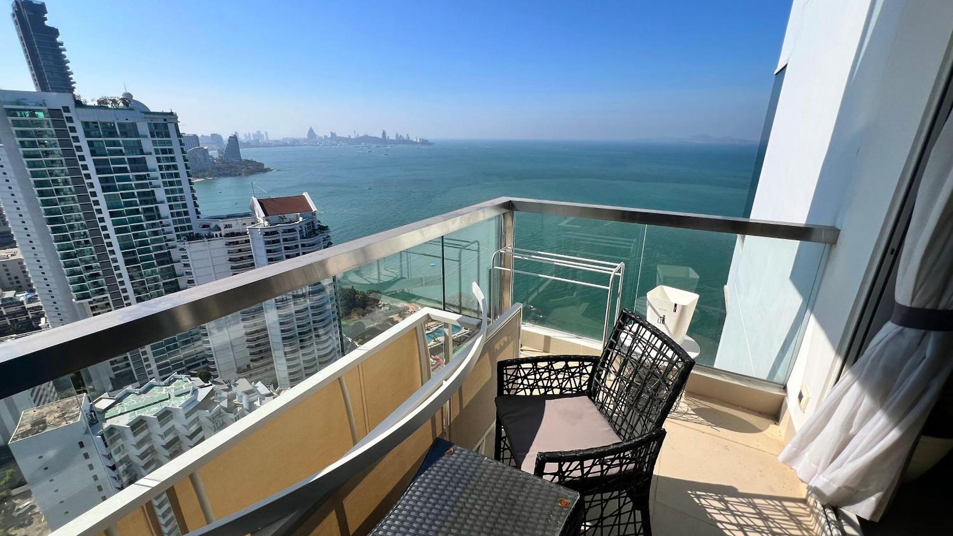 อพาร์ทเม้น The Palm Wongamat 2br Beachfront 34th Floor Panoramic Sea View