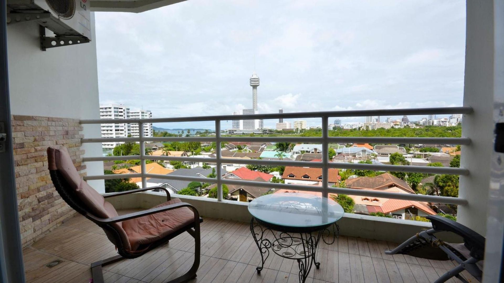 อพาร์ทเม้น Sea-view With Large Balcony - Bright And Spacious *