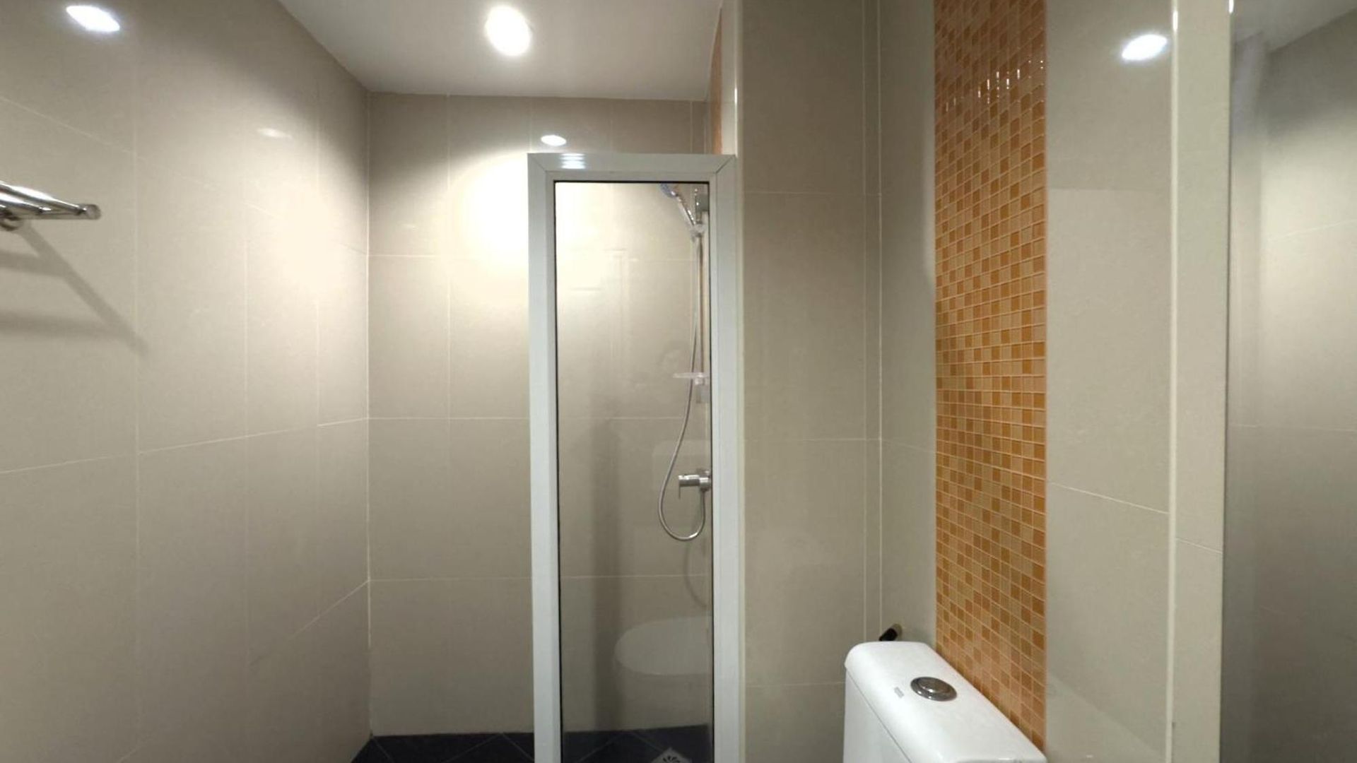 Stylish Pool-view With Balcony - New Nordic Vip 3, Pratumnak Apartment *