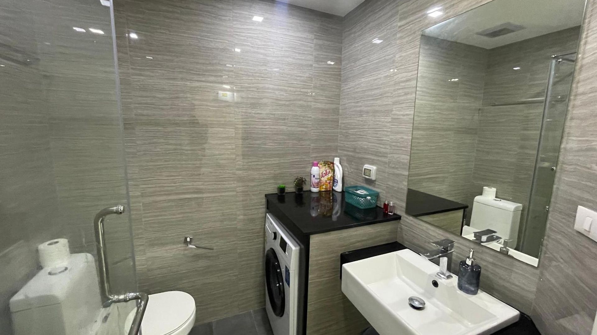 อพาร์ทเม้น Cozy With Swimming Pool, Gym, Sauna, Great Location, Near Beach, Easy Transport - Guest Friendly *