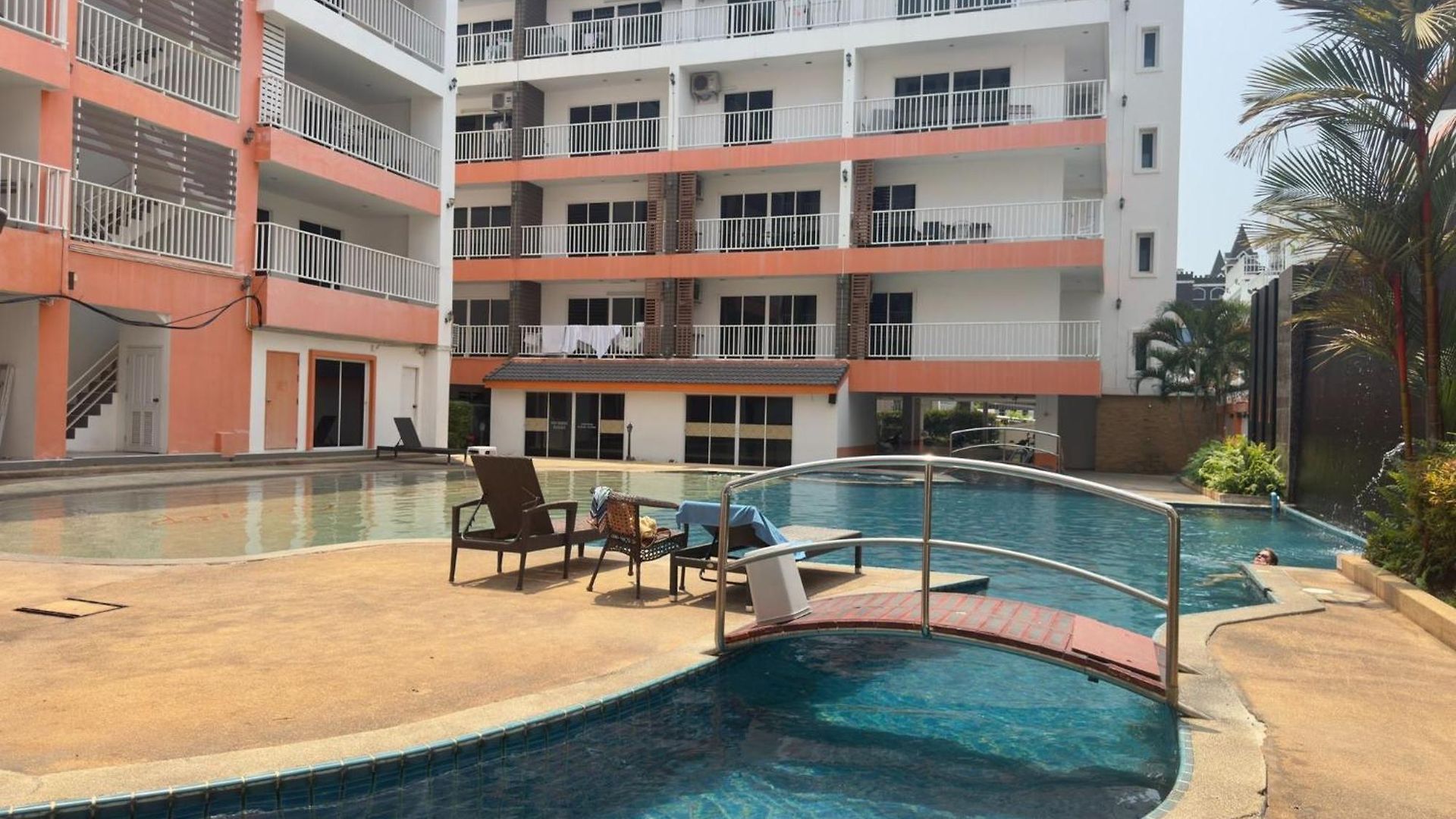 Stylish Pool-view With Balcony - New Nordic Vip 3, Pratumnak *