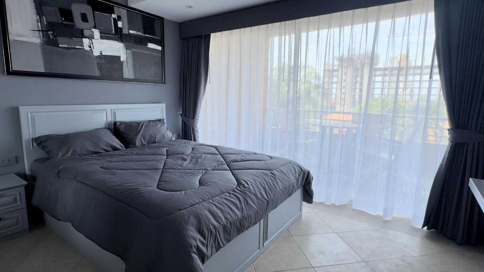 Spacious 2-bedroom Pool-view - Executive 2, Pratumnak Apartment Pattaya